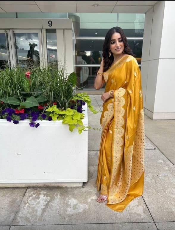     			Apnisha Silk Blend Solid Saree With Unstitched Blouse Piece ( Yellow )