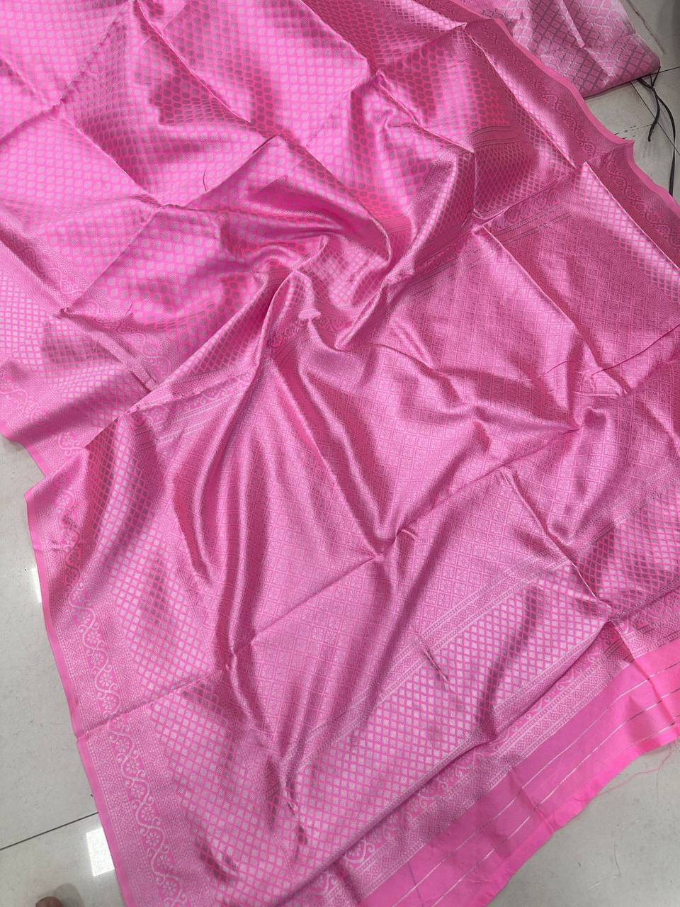 Apnisha Silk Blend Solid Saree With Unstitched Blouse Piece ( Pink ) Apnisha Silk Blend Solid Saree With Unstitched Blouse Piece ( Pink )