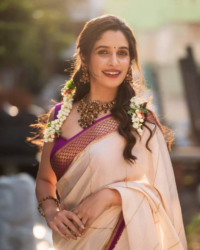 Apnisha Silk Blend Solid Saree With Unstitched Blouse Piece ( Multicolor ) Apnisha Silk Blend Solid Saree With Unstitched Blouse Piece ( Multicolor )