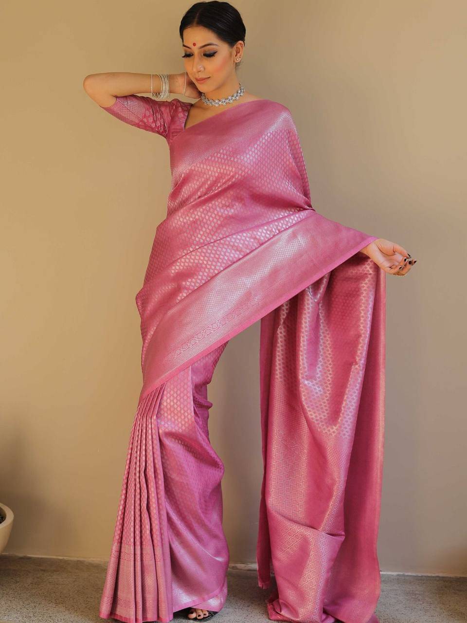     			JULEE Silk Blend Solid Saree With Unstitched Blouse Piece ( Pink )