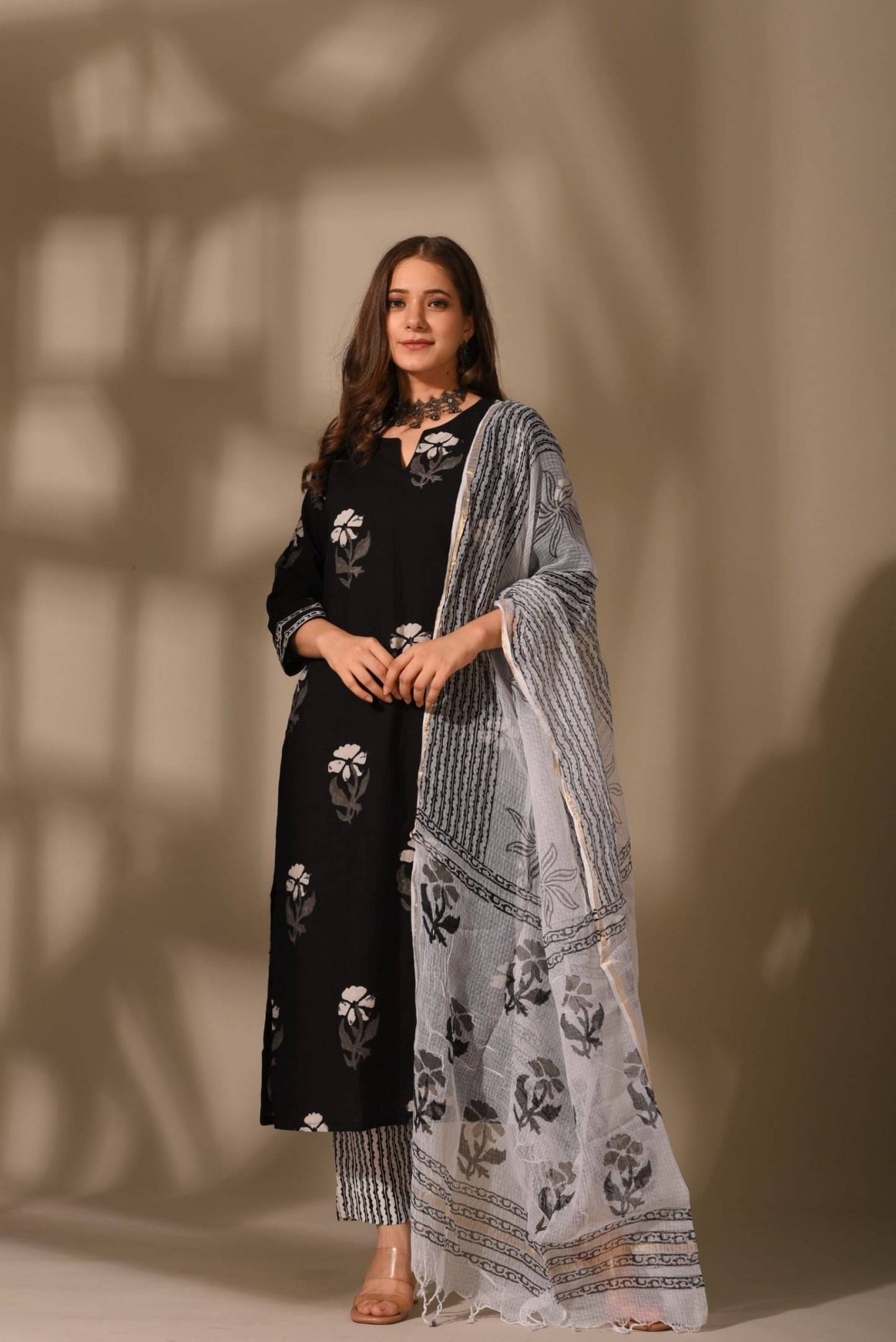     			Royal Export Pack of 1 Cotton Blend Printed Straight Women's Kurti - ( Black )