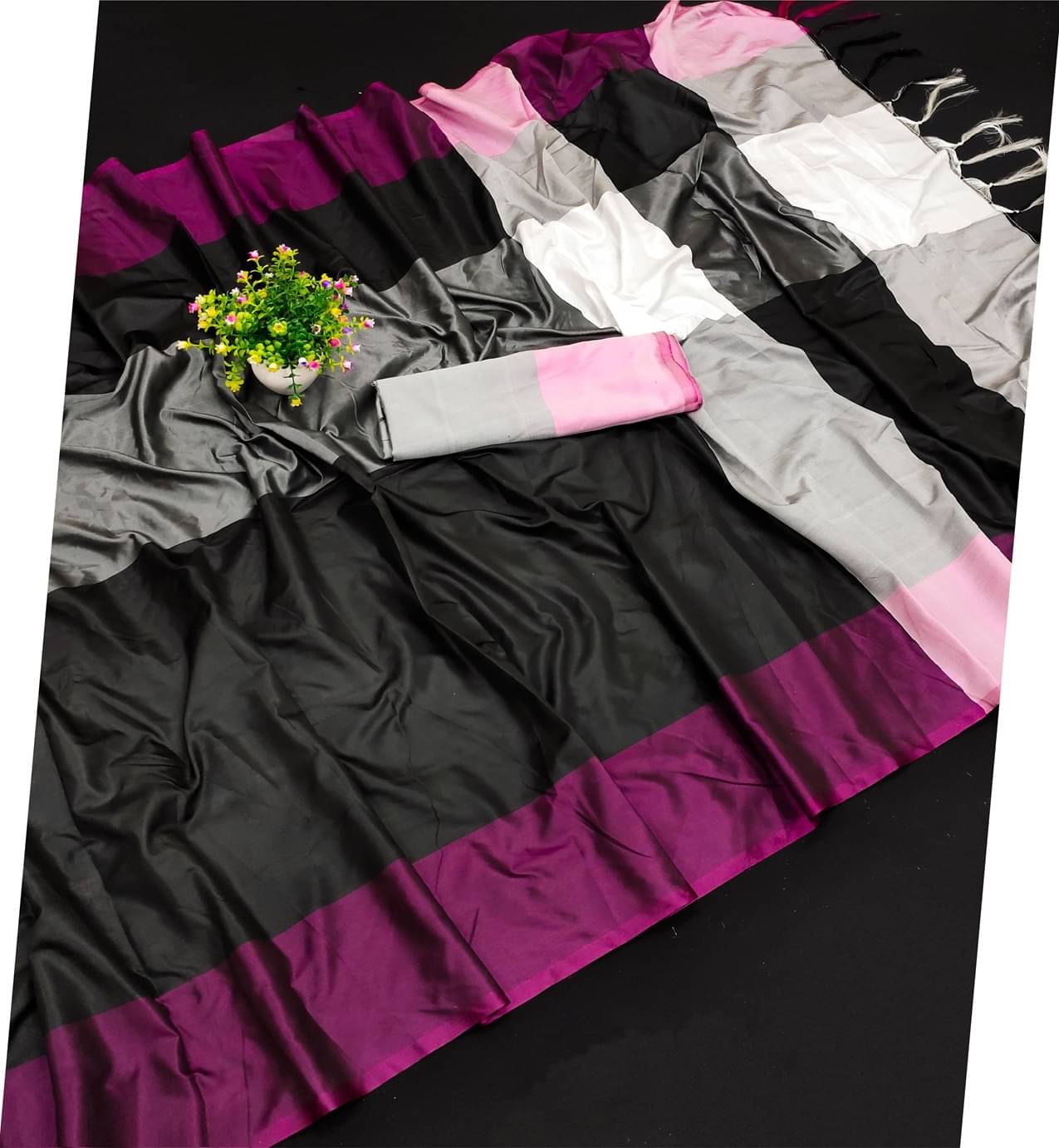 Magneitta Cotton Silk Colorblock Saree With Unstitched Blouse Piece ( Black ) Magneitta Cotton Silk Colorblock Saree With Unstitched Blouse Piece ( Black )
