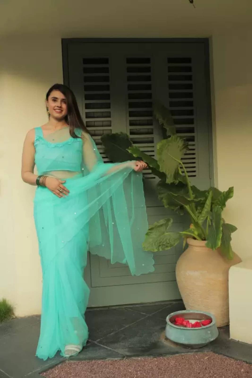Vibhagyaa Net Embroidered Saree With Unstitched Blouse Piece ( Light Green ) Vibhagyaa Net Embroidered Saree With Unstitched Blouse Piece ( Light Green )