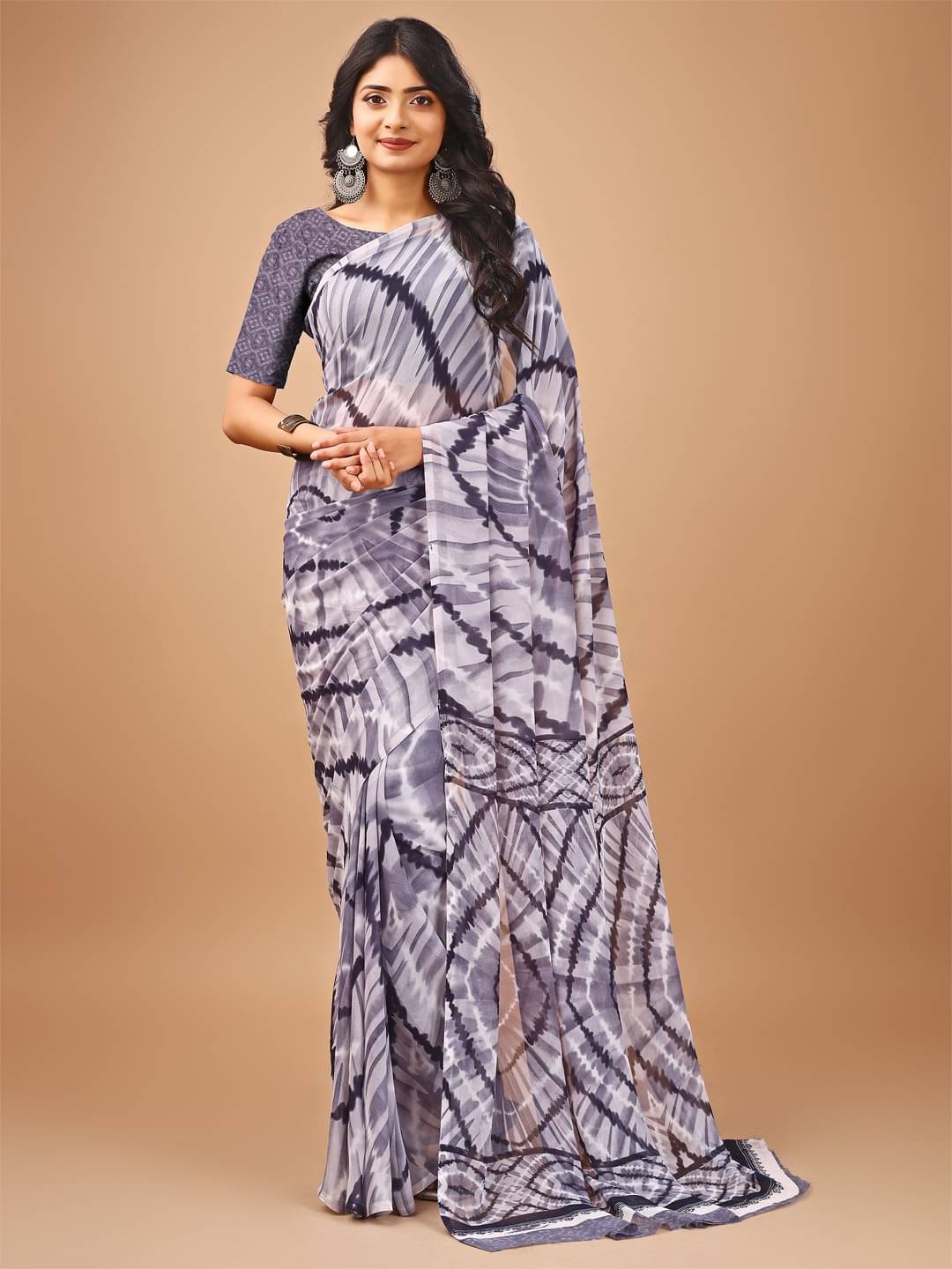 Vibhagyaa Chiffon Printed Saree With Unstitched Blouse Piece ( Grey ) Vibhagyaa Chiffon Printed Saree With Unstitched Blouse Piece ( Grey )