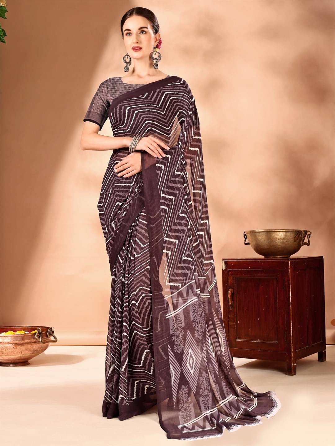 Vibhagyaa Chiffon Printed Saree With Unstitched Blouse Piece ( Brown ) Vibhagyaa Chiffon Printed Saree With Unstitched Blouse Piece ( Brown )