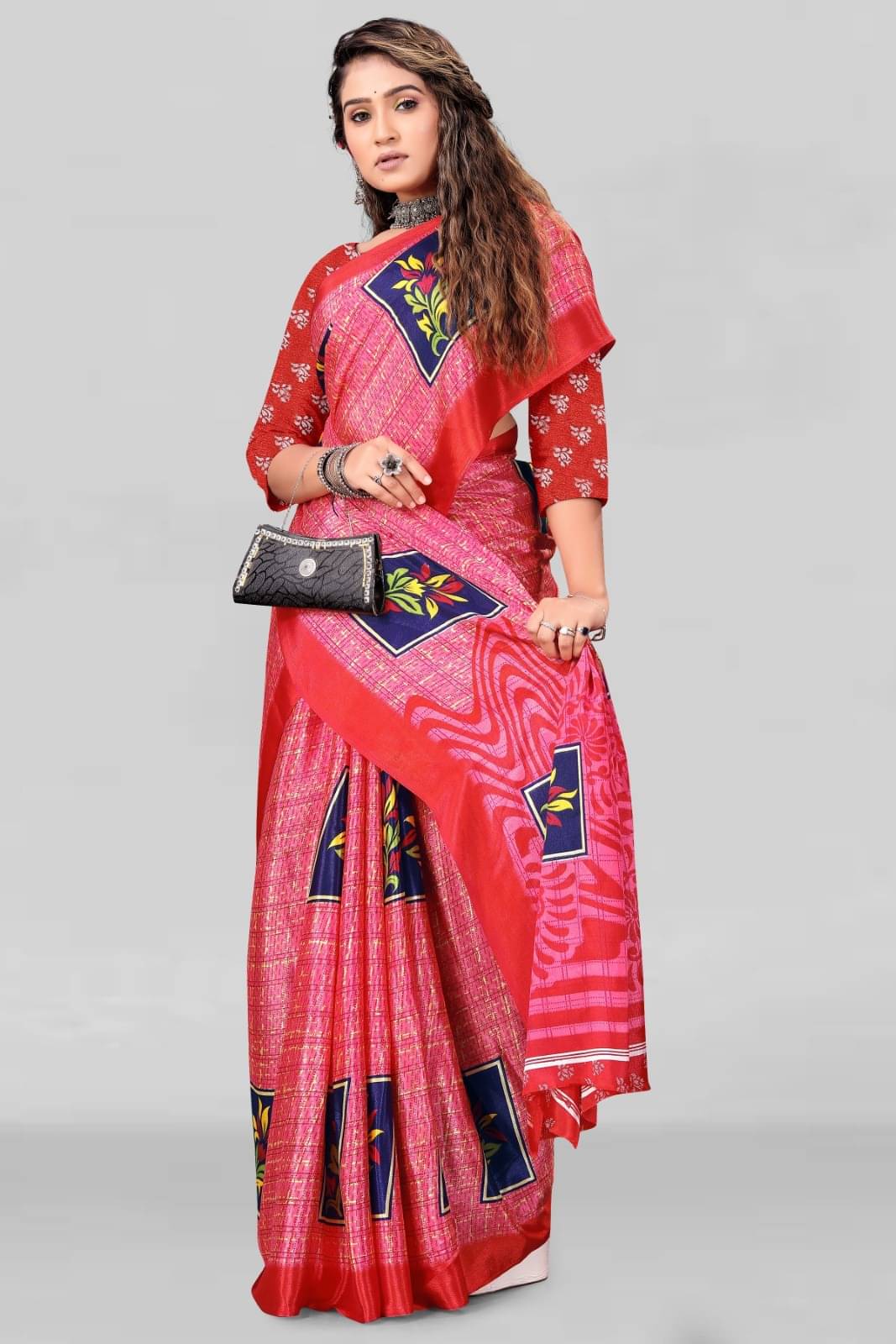 Vibhagyaa Crepe Printed Saree With Unstitched Blouse Piece ( Red ) Vibhagyaa Crepe Printed Saree With Unstitched Blouse Piece ( Red )