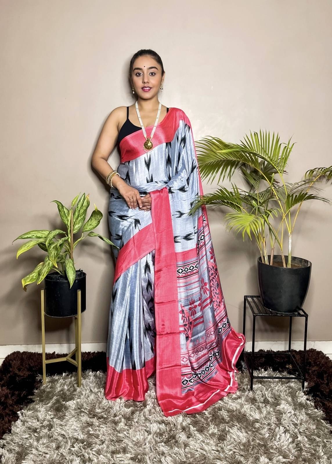 Vibhagyaa Crepe Printed Saree With Unstitched Blouse Piece ( Multicolor ) Vibhagyaa Crepe Printed Saree With Unstitched Blouse Piece ( Multicolor )