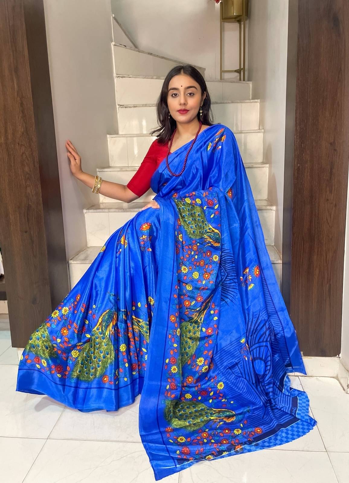 Vibhagyaa Crepe Printed Saree With Unstitched Blouse Piece ( Blue ) Vibhagyaa Crepe Printed Saree With Unstitched Blouse Piece ( Blue )