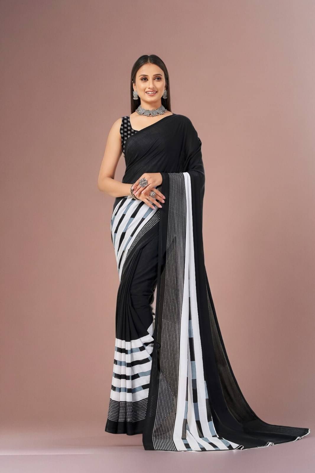Vibhagyaa Georgette Printed Saree With Unstitched Blouse Piece ( Black ) Vibhagyaa Georgette Printed Saree With Unstitched Blouse Piece ( Black )