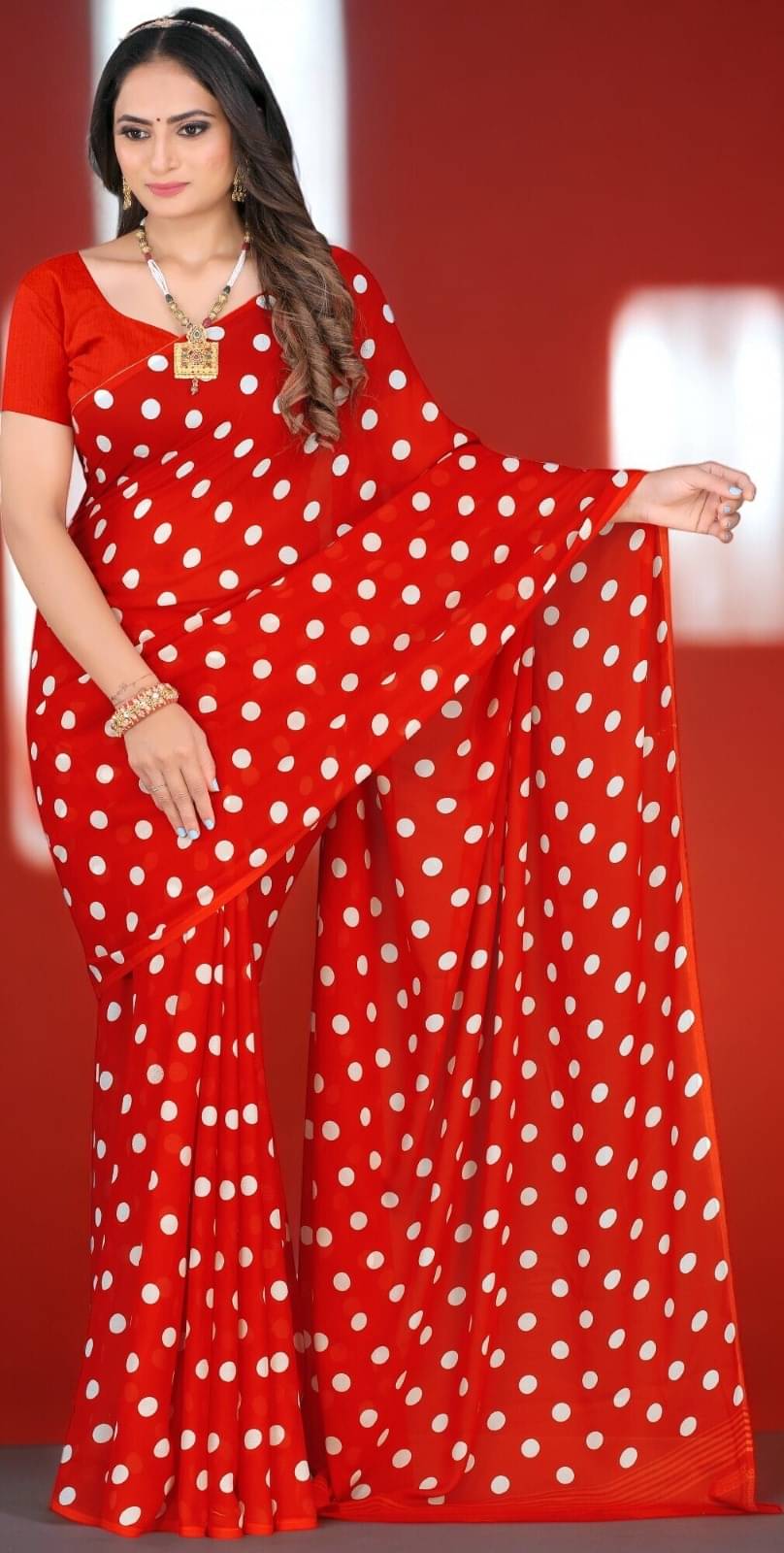 Vibhagyaa Georgette Printed Saree With Unstitched Blouse Piece ( Red ) Vibhagyaa Georgette Printed Saree With Unstitched Blouse Piece ( Red )