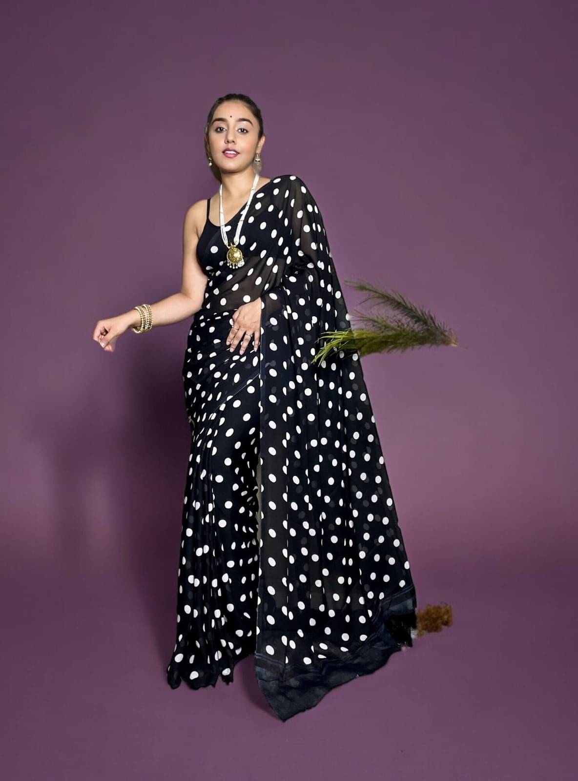 Vibhagyaa Georgette Printed Saree With Unstitched Blouse Piece ( Black ) Vibhagyaa Georgette Printed Saree With Unstitched Blouse Piece ( Black )
