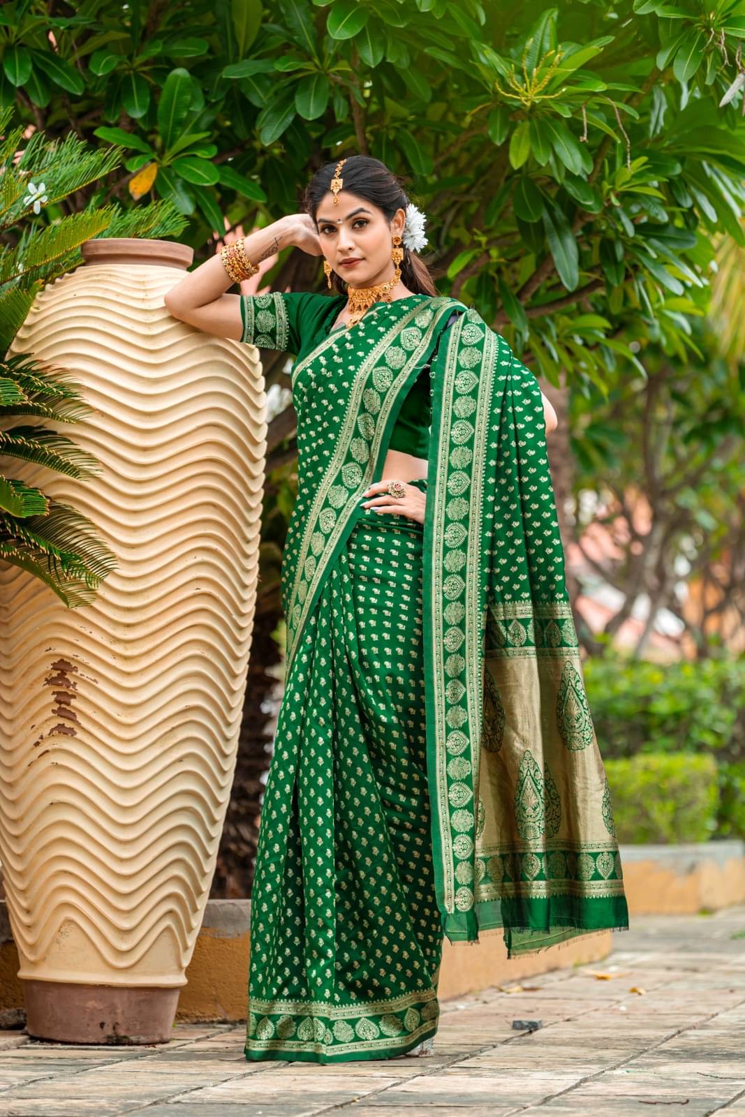 Vibhagyaa Silk Self Design Saree With Unstitched Blouse Piece ( Green ) Vibhagyaa Silk Self Design Saree With Unstitched Blouse Piece ( Green )
