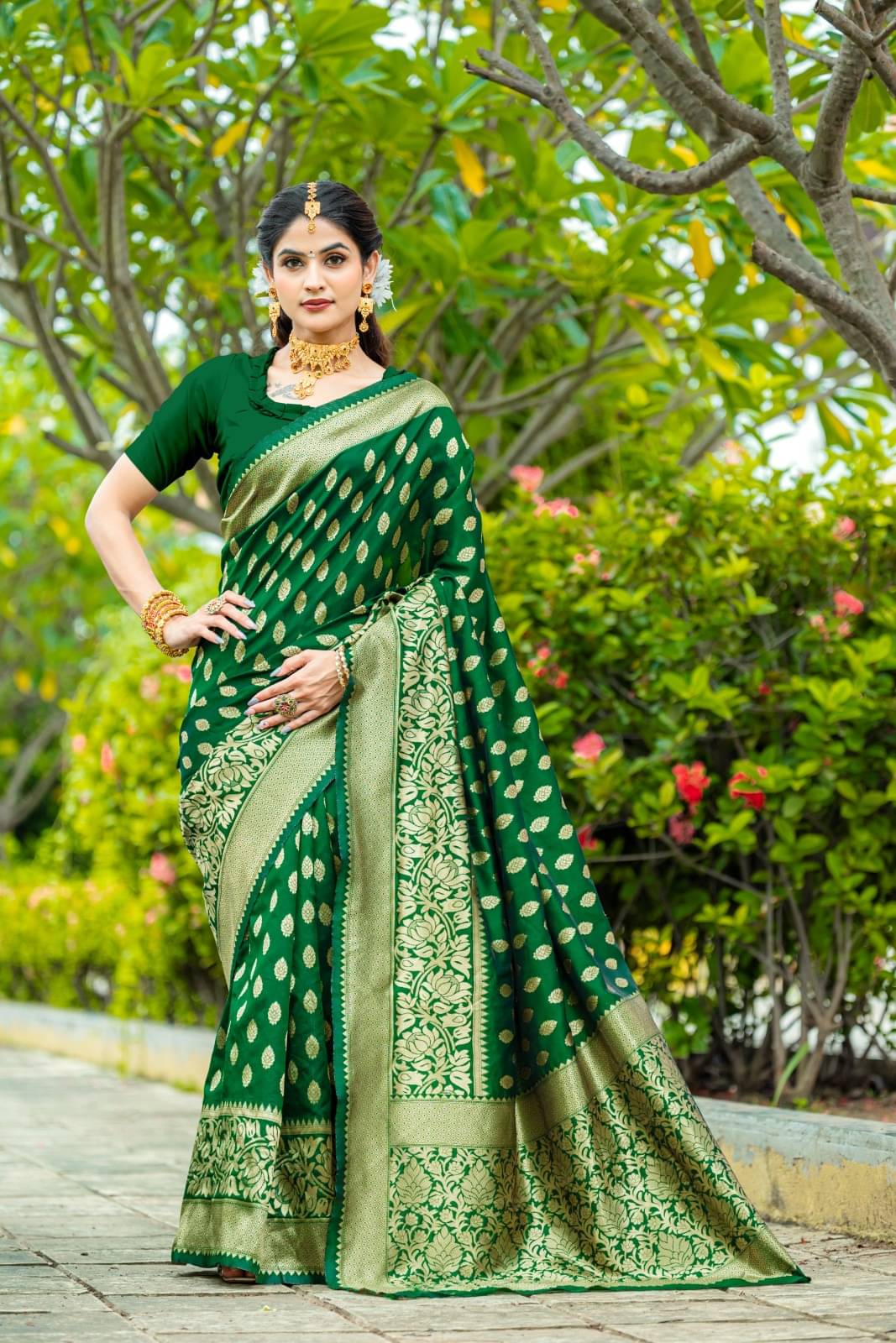     			Vibhagyaa Silk Self Design Saree With Unstitched Blouse Piece ( Green )