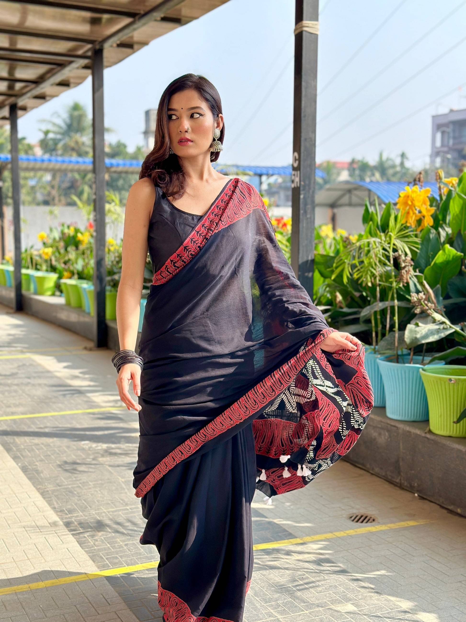     			NOITAERCPR Cotton Printed Saree With Unstitched Blouse Piece ( Black )