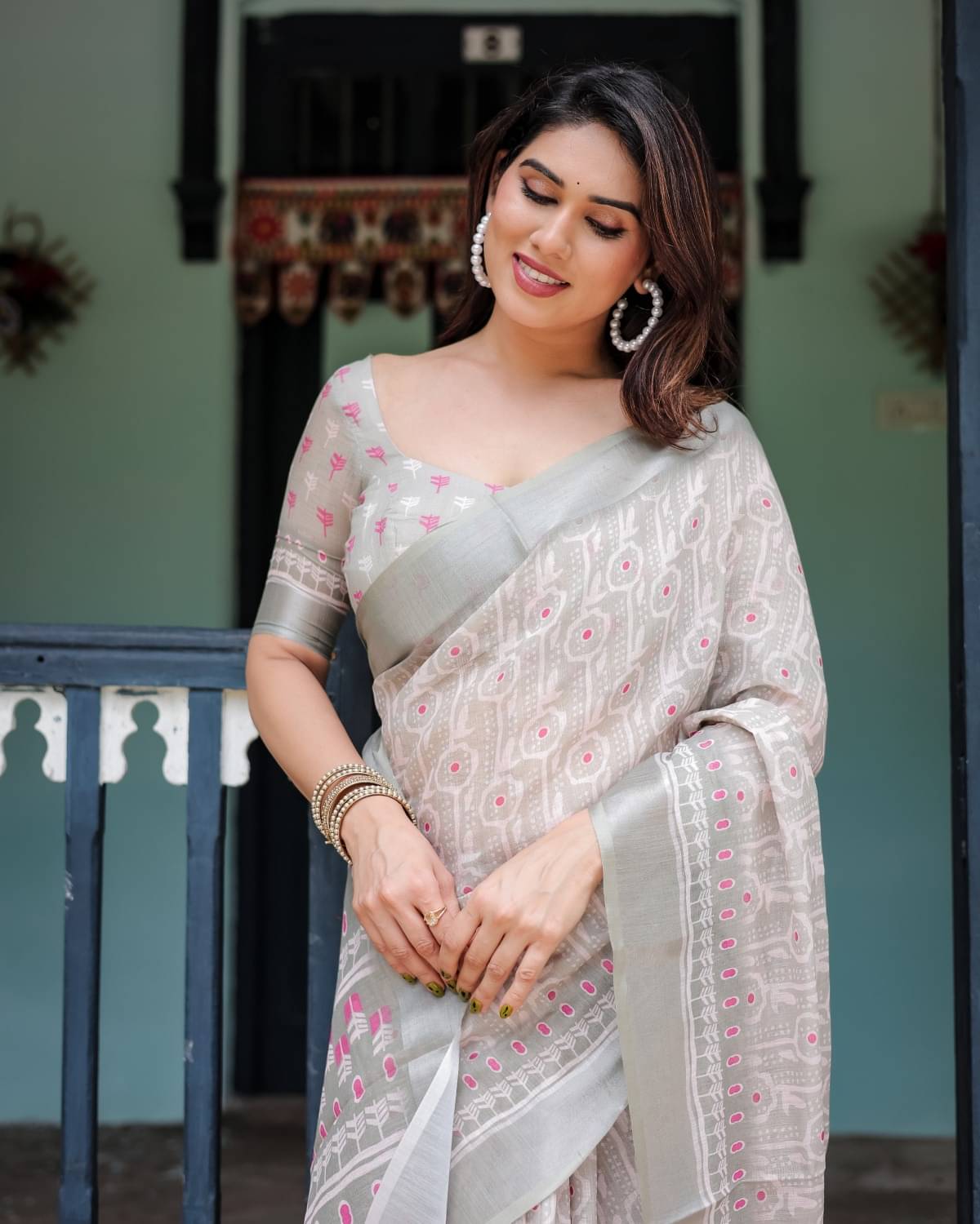 Almaari Fashion Linen Printed Saree With Unstitched Blouse Piece ( Multicolor ) Almaari Fashion Linen Printed Saree With Unstitched Blouse Piece ( Multicolor )