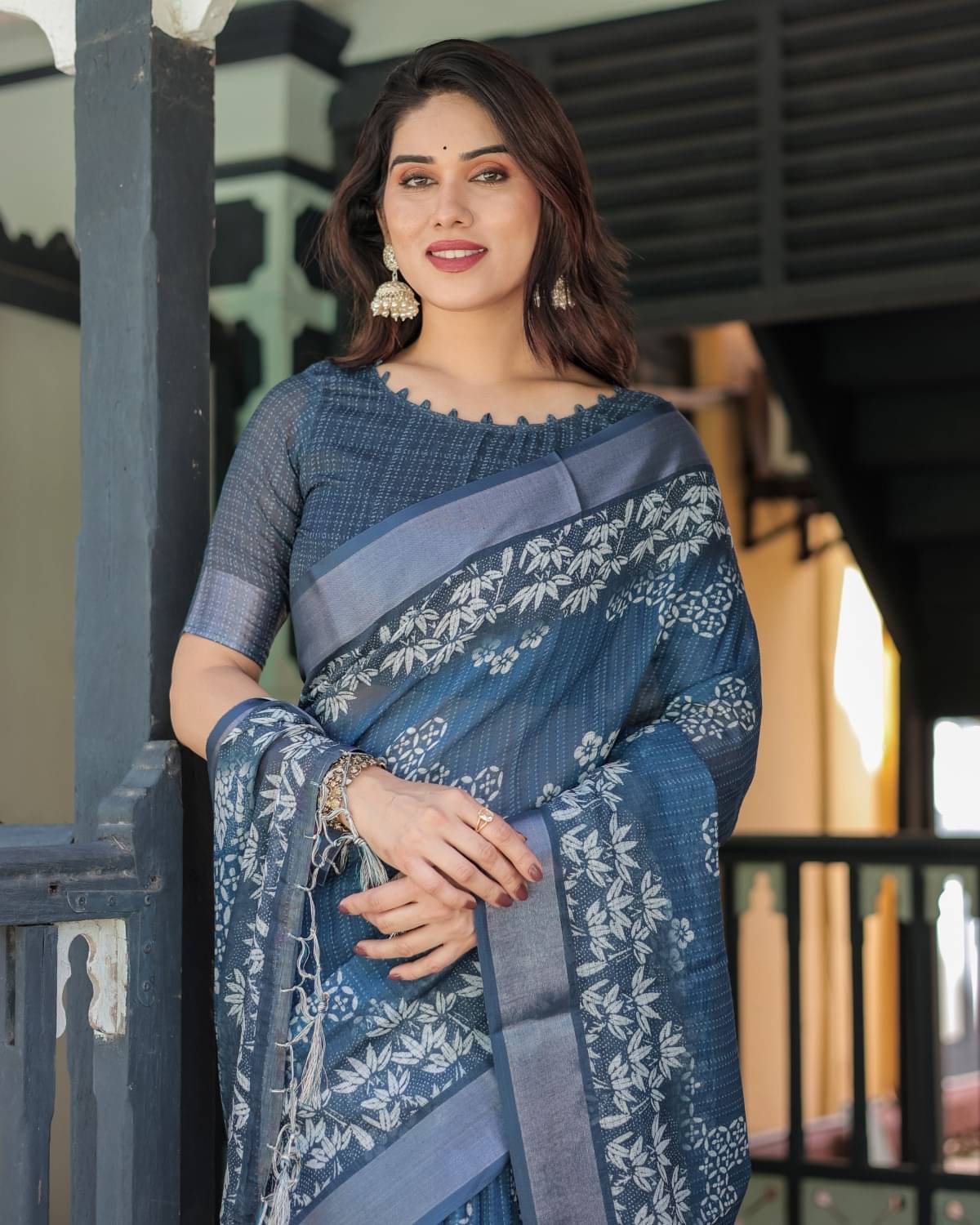     			Almaari Fashion Linen Printed Saree With Unstitched Blouse Piece ( Multicolor )