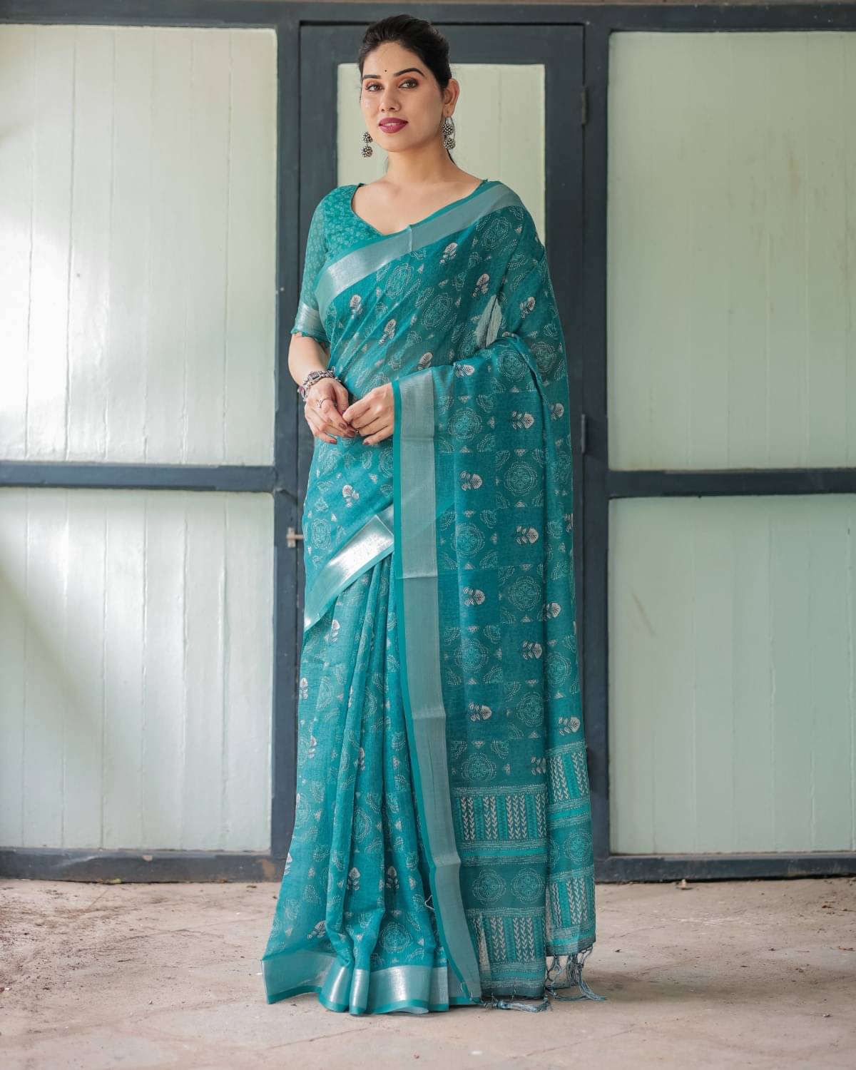     			Almaari Fashion Linen Printed Saree With Unstitched Blouse Piece ( Multicolor )