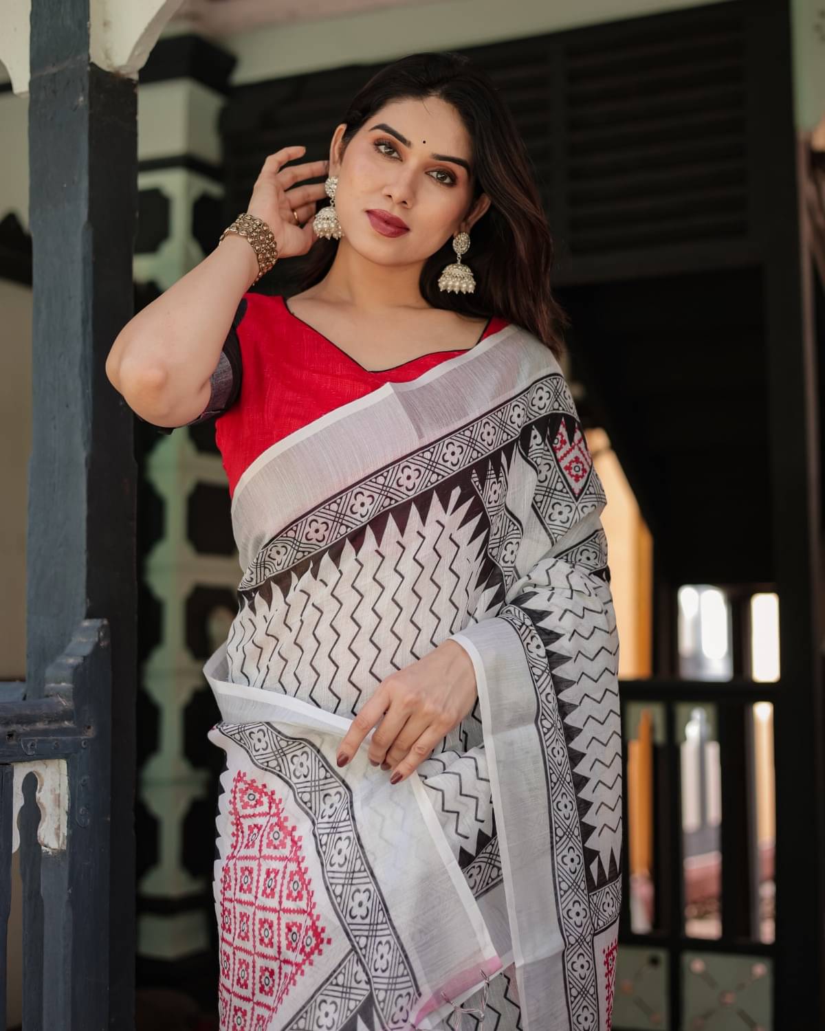     			Almaari Fashion Linen Printed Saree With Unstitched Blouse Piece ( Multicolor )