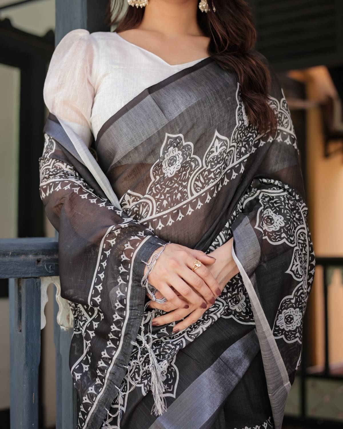 Almaari Fashion Linen Printed Saree With Unstitched Blouse Piece ( Multicolor ) Almaari Fashion Linen Printed Saree With Unstitched Blouse Piece ( Multicolor )