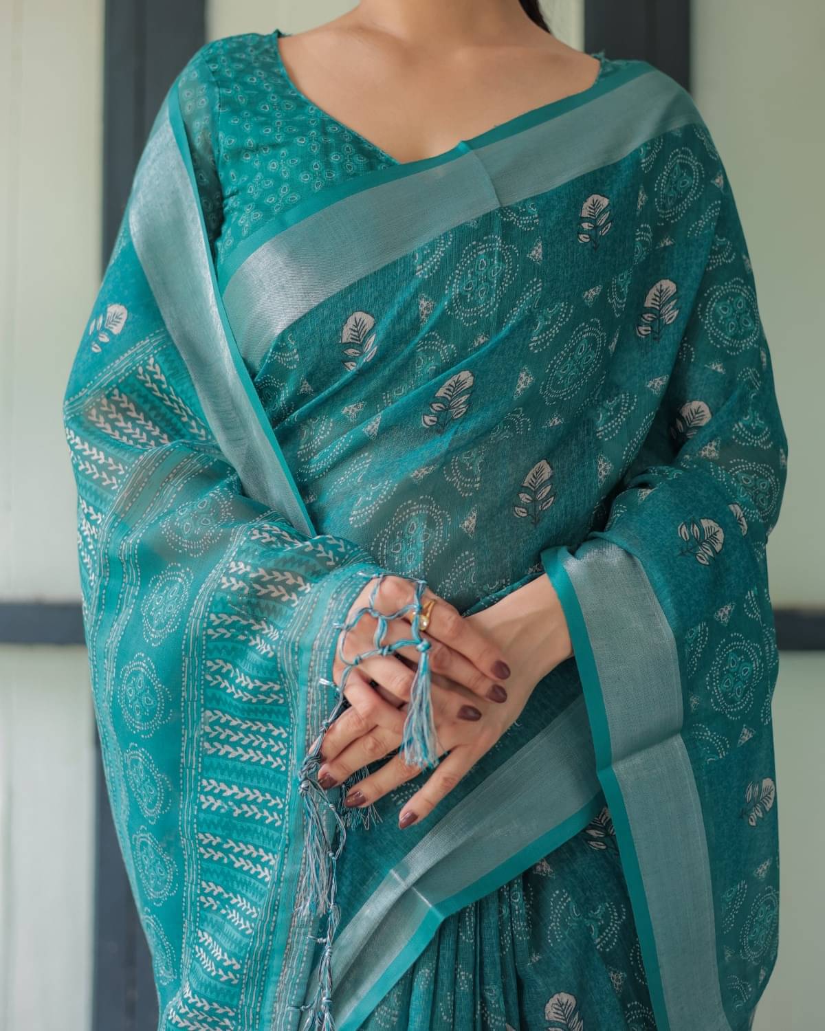 Almaari Fashion Linen Printed Saree With Unstitched Blouse Piece ( Multicolor ) Almaari Fashion Linen Printed Saree With Unstitched Blouse Piece ( Multicolor )