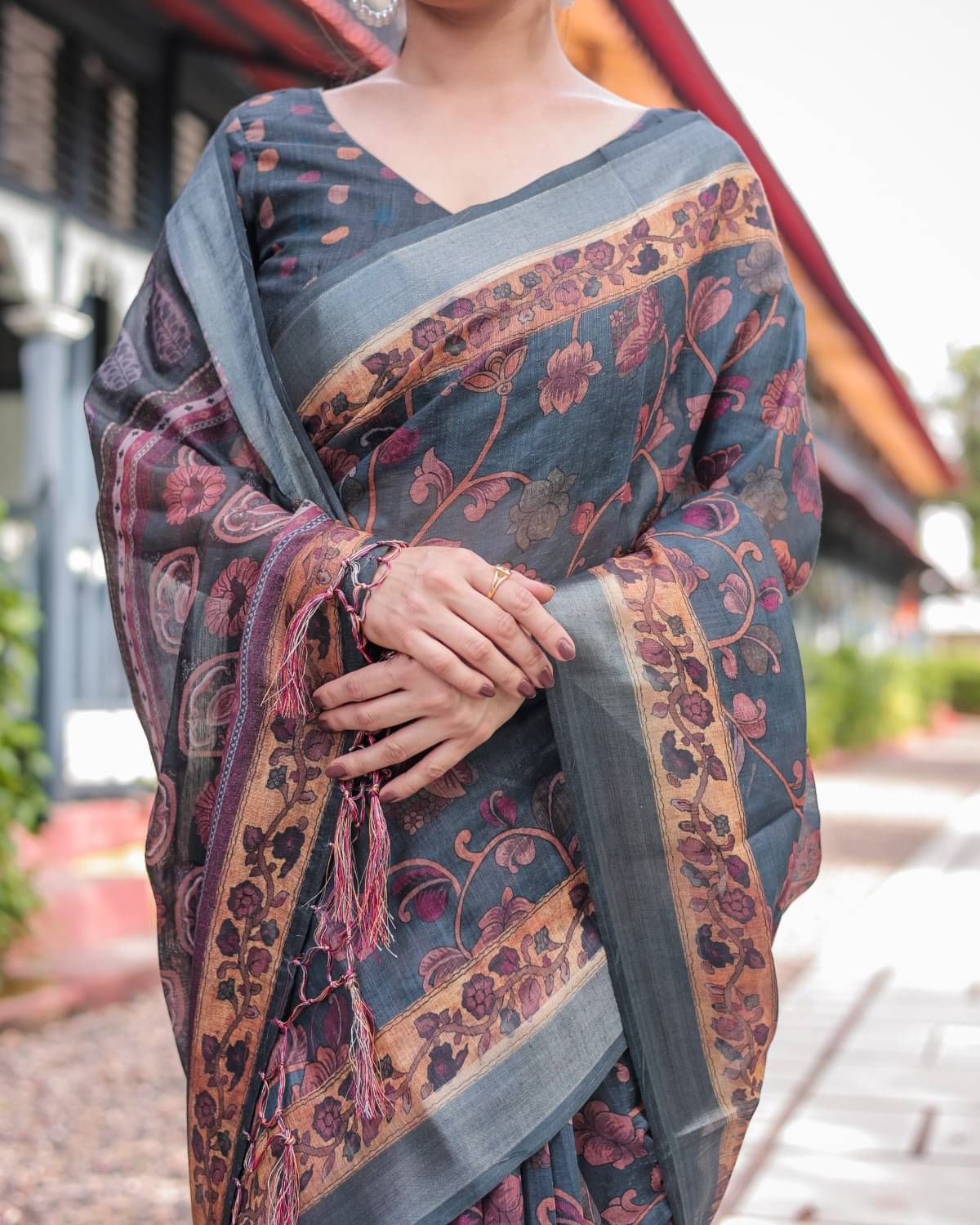 Almaari Fashion Linen Printed Saree With Unstitched Blouse Piece ( Multicolor ) Almaari Fashion Linen Printed Saree With Unstitched Blouse Piece ( Multicolor )