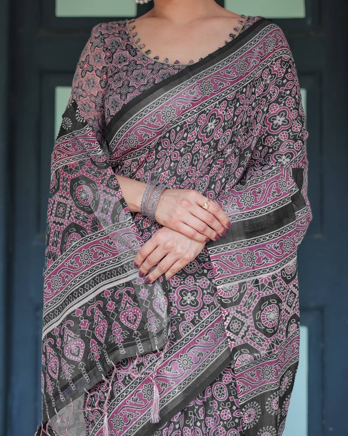     			Almaari Fashion Linen Printed Saree With Unstitched Blouse Piece ( Multicolor )