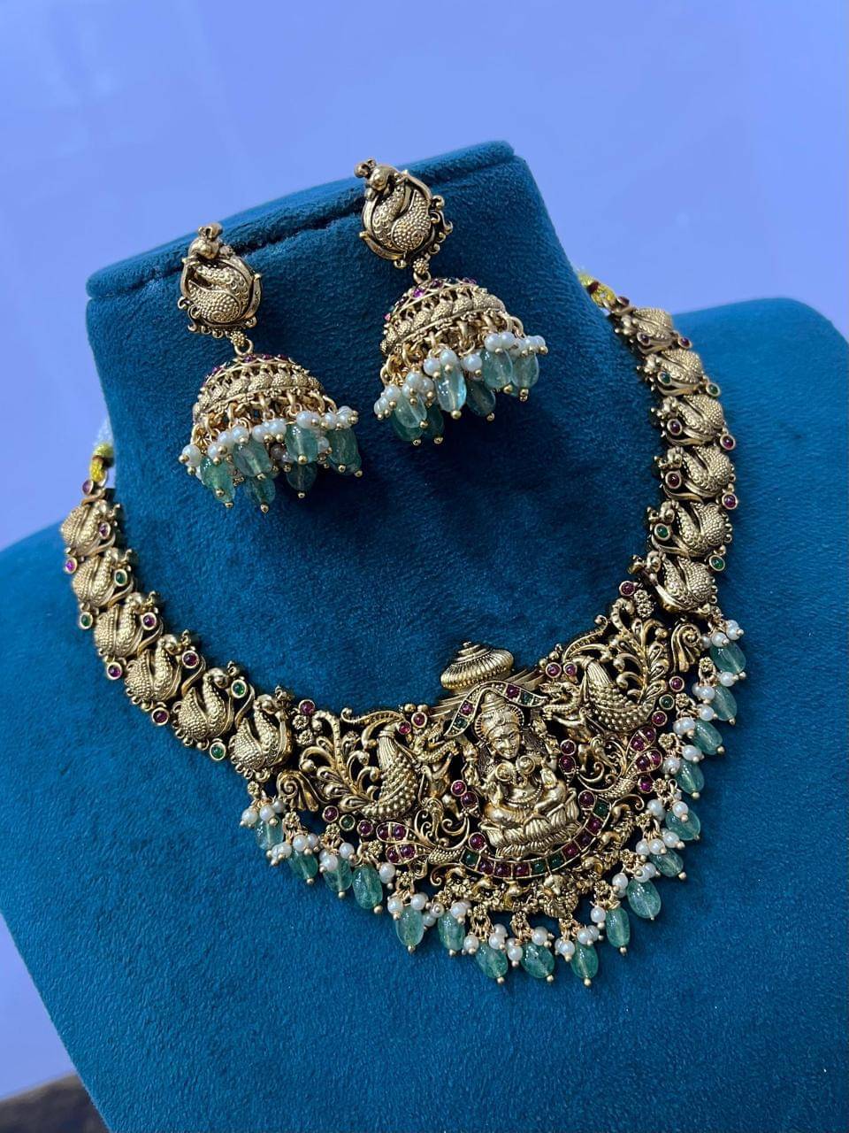     			KEYMAX Golden Alloy Necklace Set ( Pack of 1 )