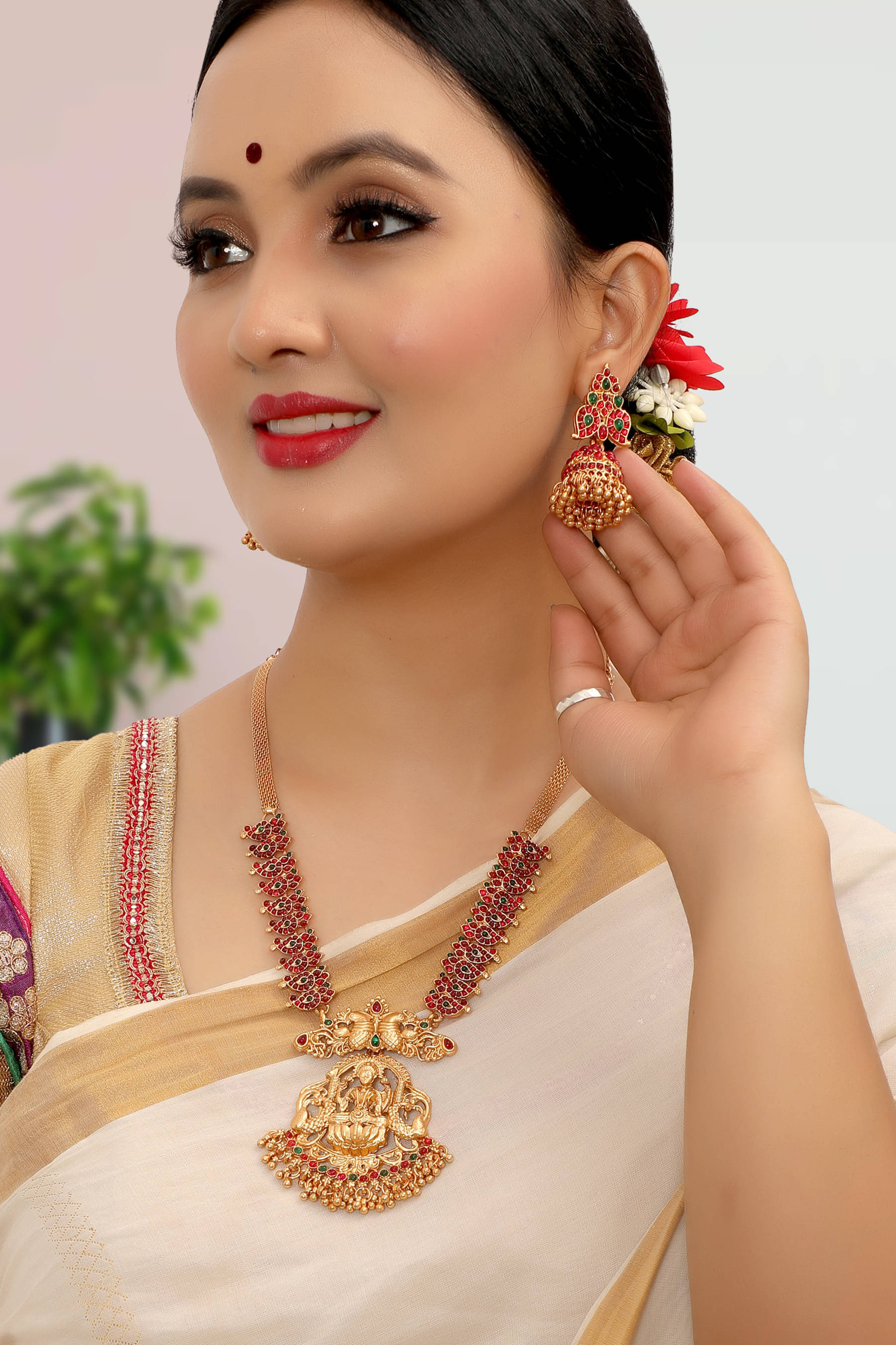     			KEYMAX Golden Alloy Necklace Set ( Pack of 1 )