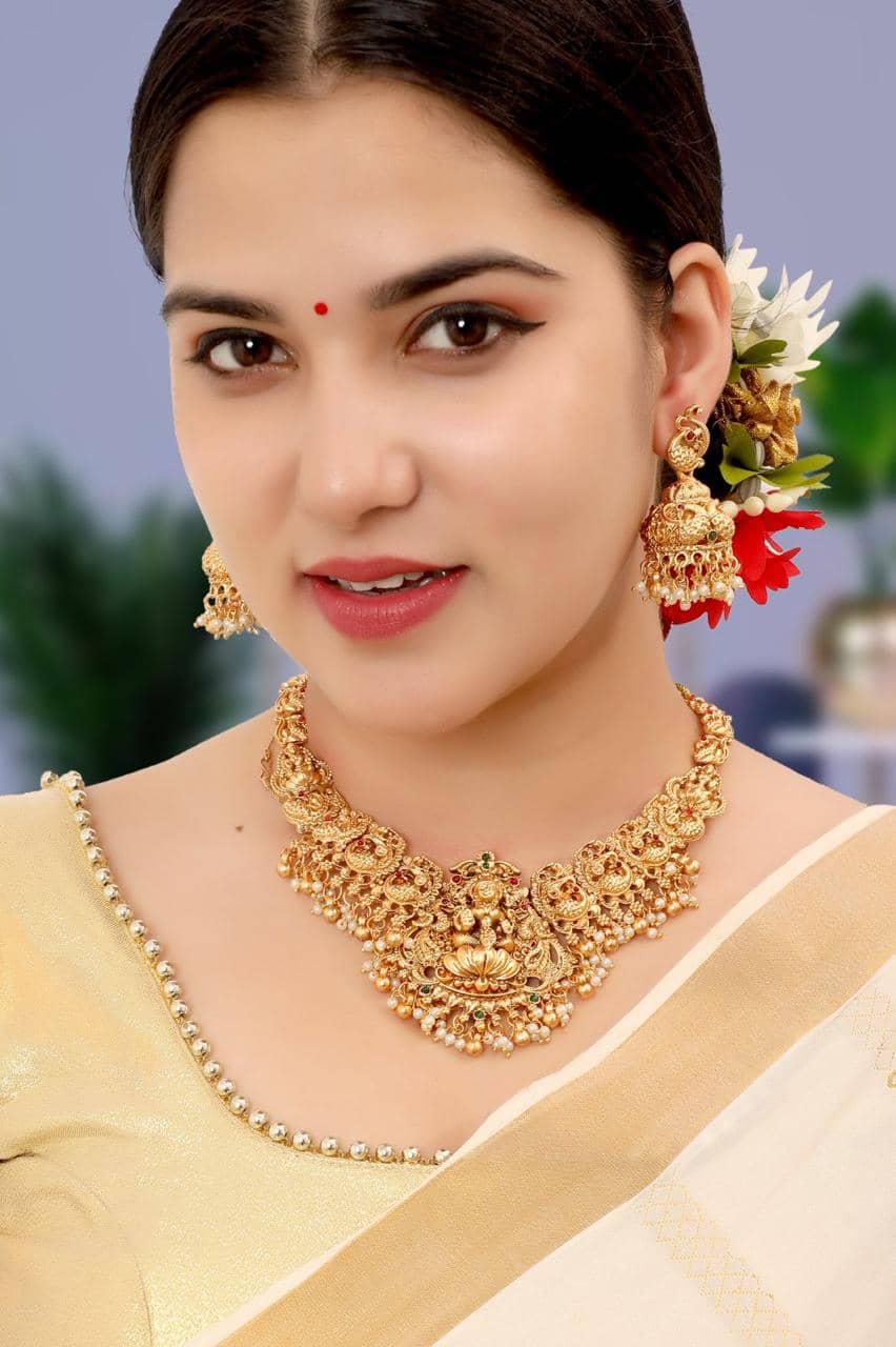 KEYMAX Golden Alloy Necklace Set ( Pack of 1 )
