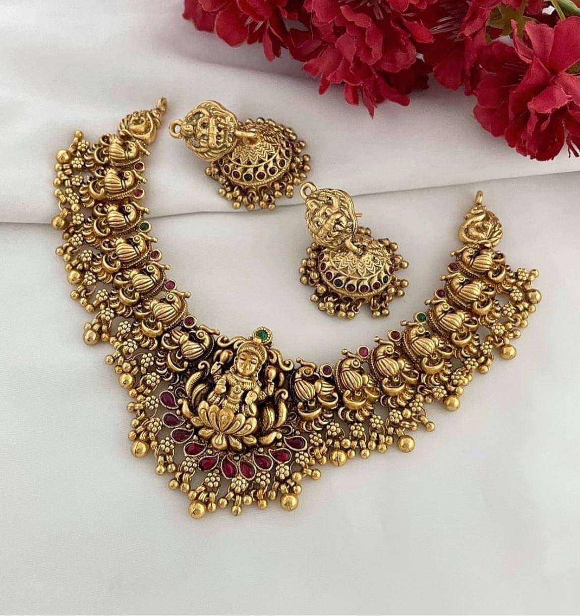     			KEYMAX Golden Alloy Necklace Set ( Pack of 1 )