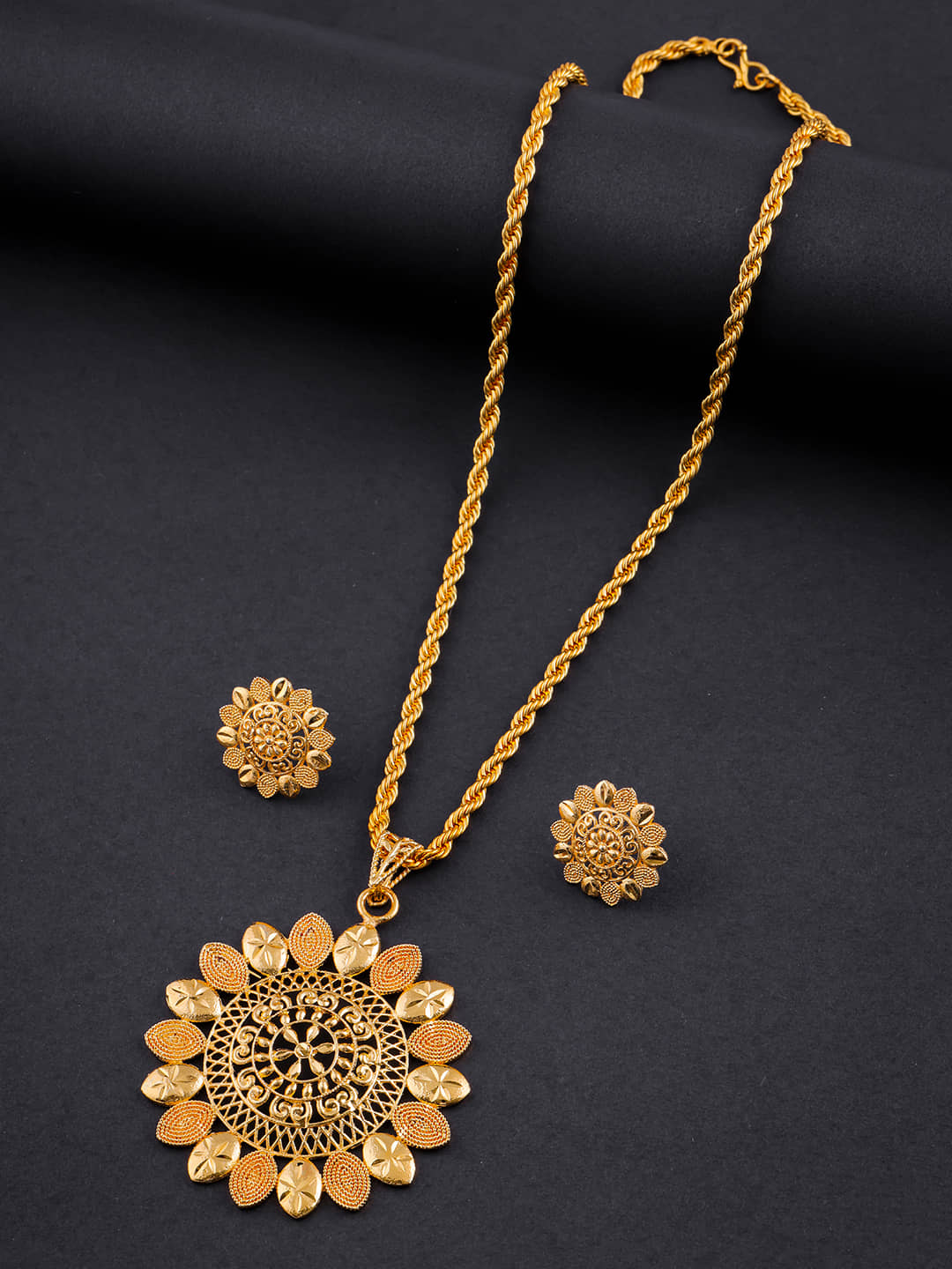 Lyriss Gold Brass Necklace Set ( Pack of 1 )