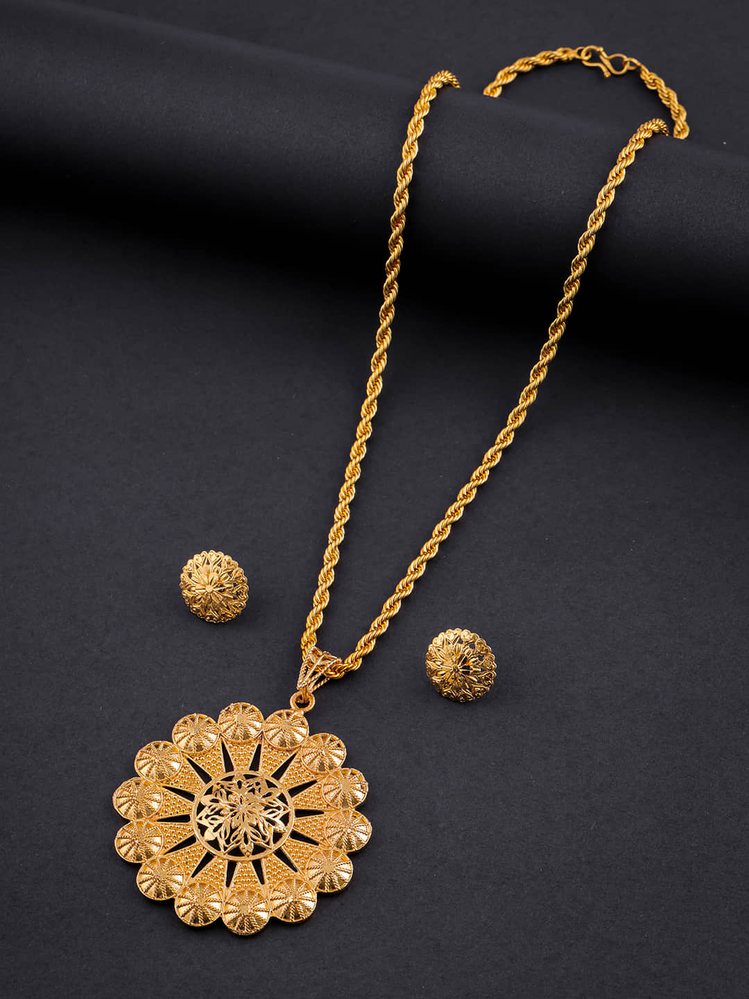 Lyriss Golden Brass Necklace Set ( Pack of 1 )