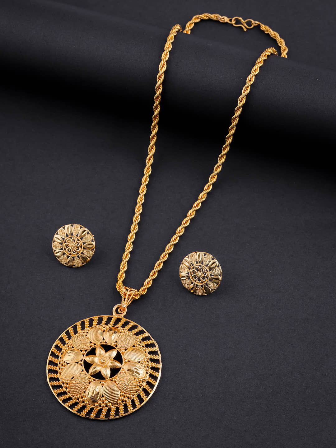 Lyriss Golden Brass Necklace Set ( Pack of 1 )