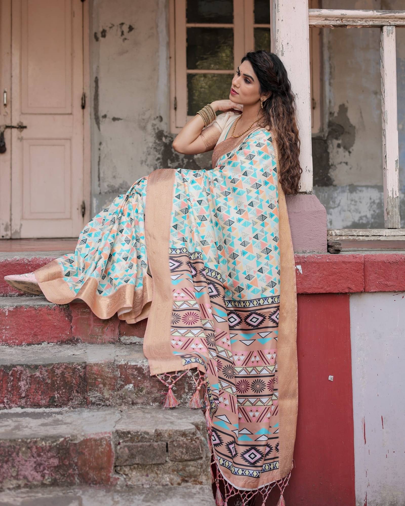 Almaari Fashion Cotton Silk Printed Saree With Unstitched Blouse Piece ( White ) Almaari Fashion Cotton Silk Printed Saree With Unstitched Blouse Piece ( White )