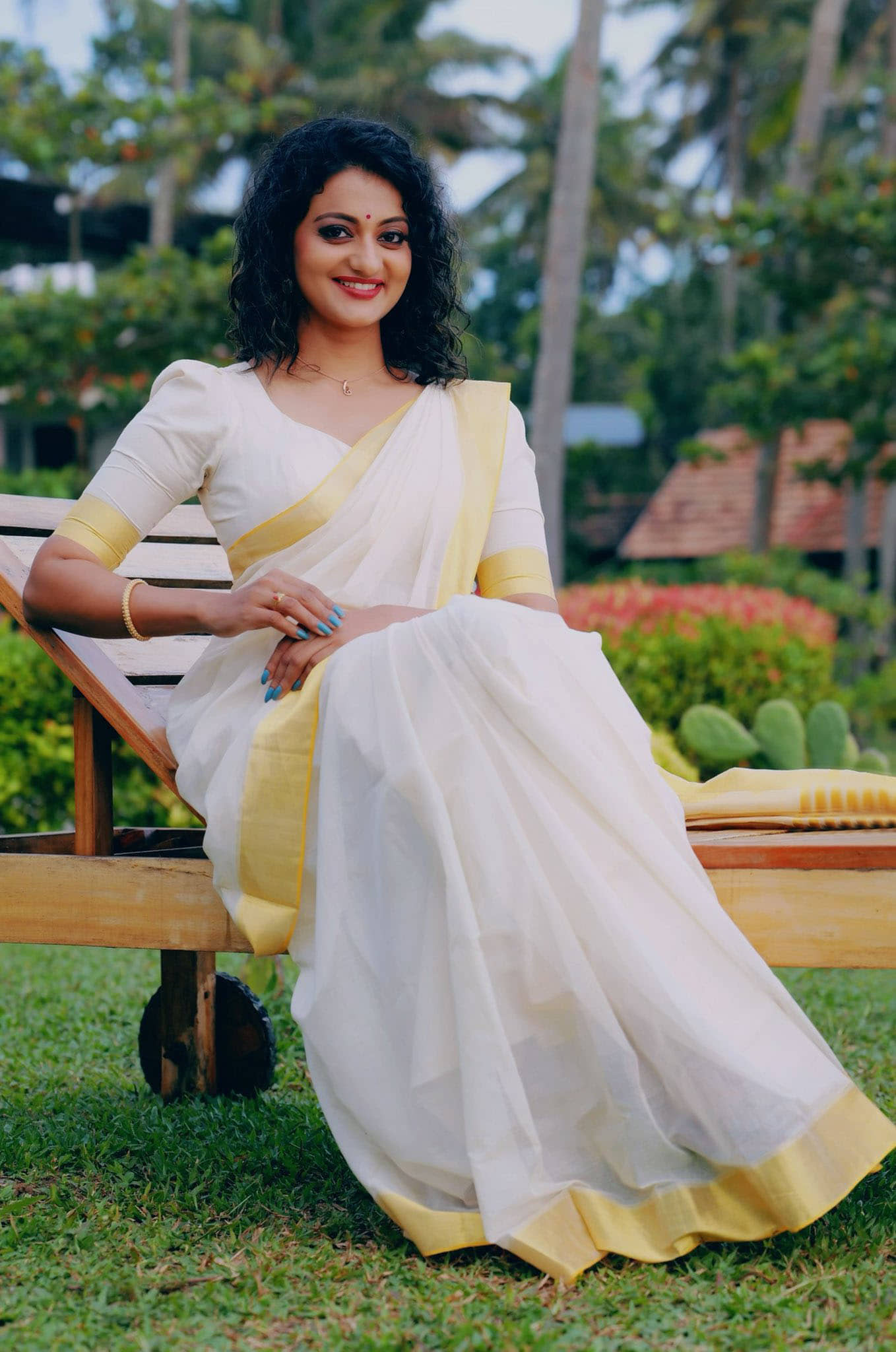 Magneitta Cotton Blend Self Design Saree With Unstitched Blouse Piece ( White ) - Sarees | Buy online on ZillyBuy