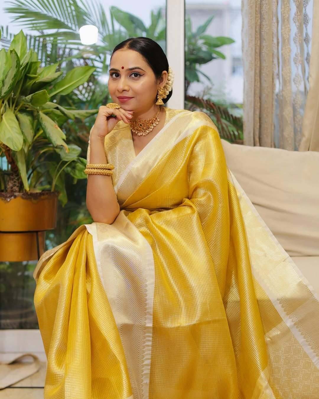     			Magneitta Tissue Woven Saree With Unstitched Blouse Piece ( Gold )
