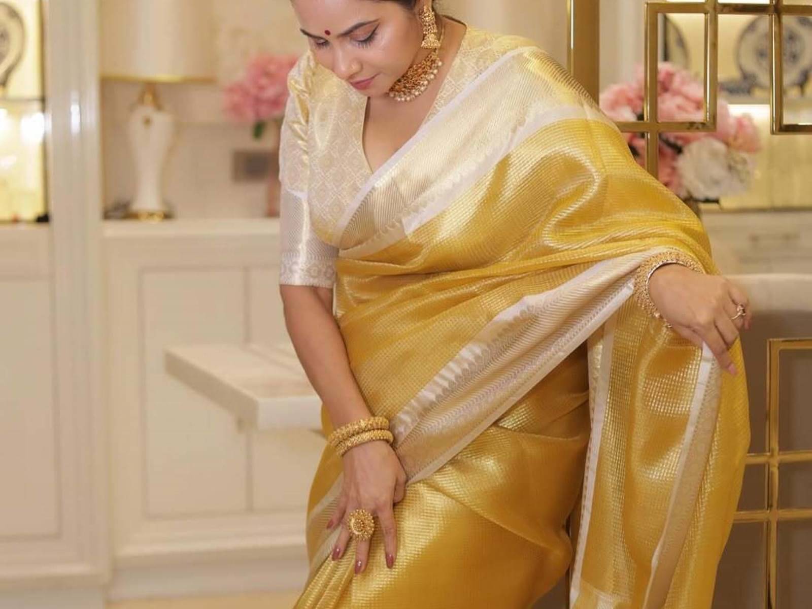     			Magneitta Tissue Woven Saree With Unstitched Blouse Piece ( Gold )