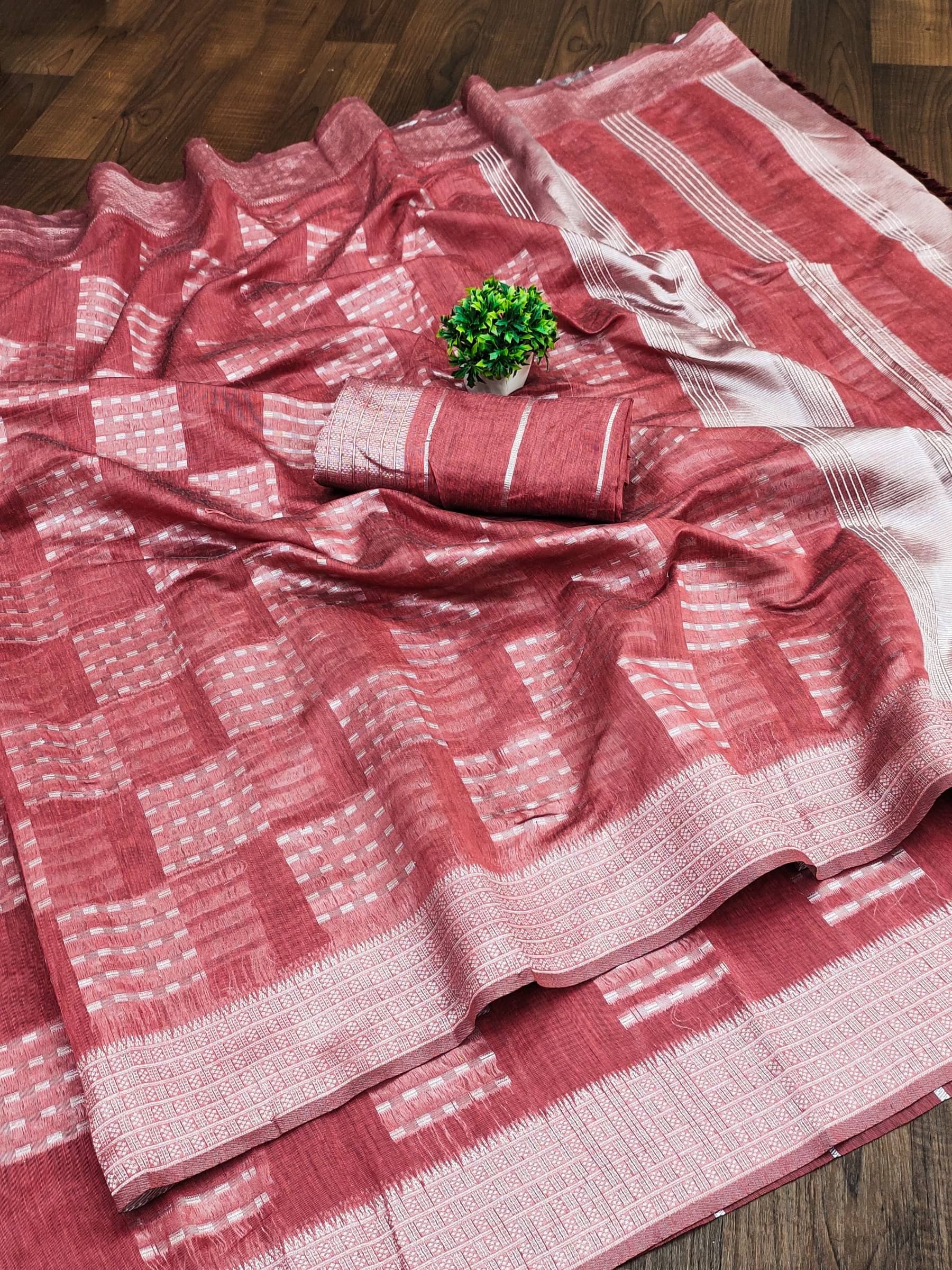 Kanooda Prints Cotton Silk Woven Saree With Unstitched Blouse Piece ( Maroon ) Kanooda Prints Cotton Silk Woven Saree With Unstitched Blouse Piece ( Maroon )