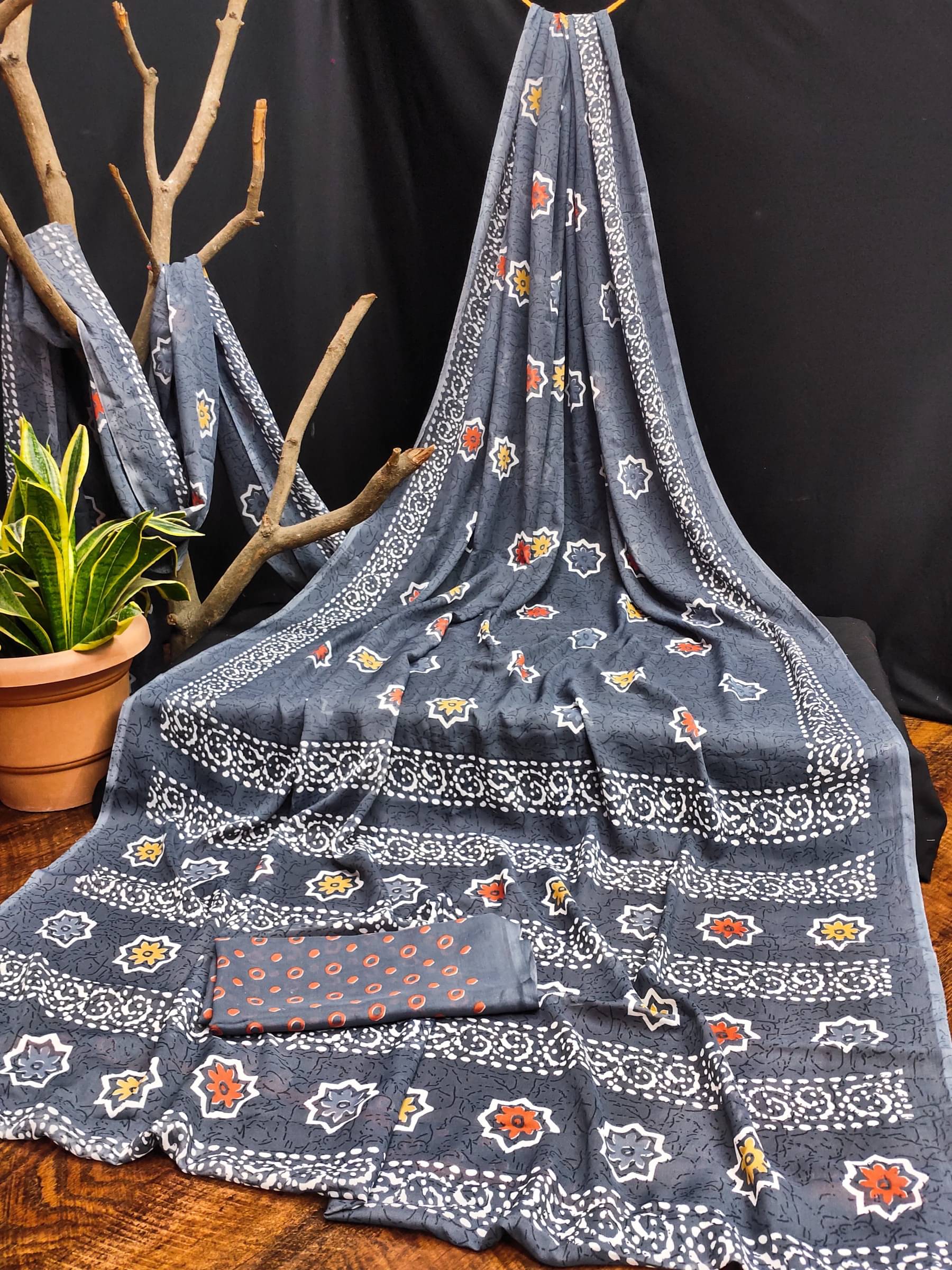 Kanooda Prints Georgette Printed Saree With Unstitched Blouse Piece ( Grey ) Kanooda Prints Georgette Printed Saree With Unstitched Blouse Piece ( Grey )