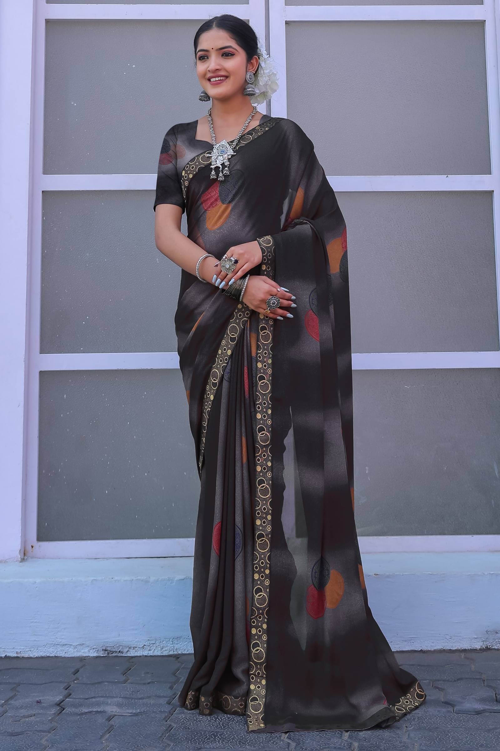 Kanooda Prints Georgette Printed Saree With Unstitched Blouse Piece ( Grey ) Kanooda Prints Georgette Printed Saree With Unstitched Blouse Piece ( Grey )