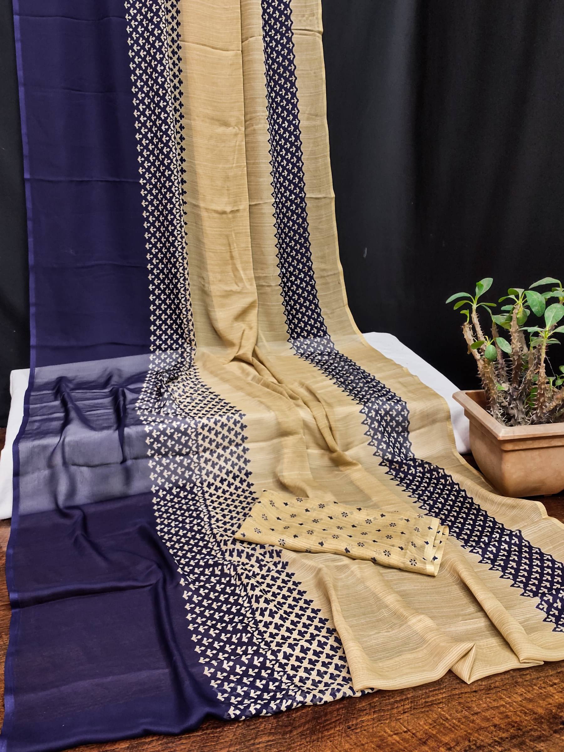 Kanooda Prints Georgette Printed Saree With Unstitched Blouse Piece ( Beige ) Kanooda Prints Georgette Printed Saree With Unstitched Blouse Piece ( Beige )