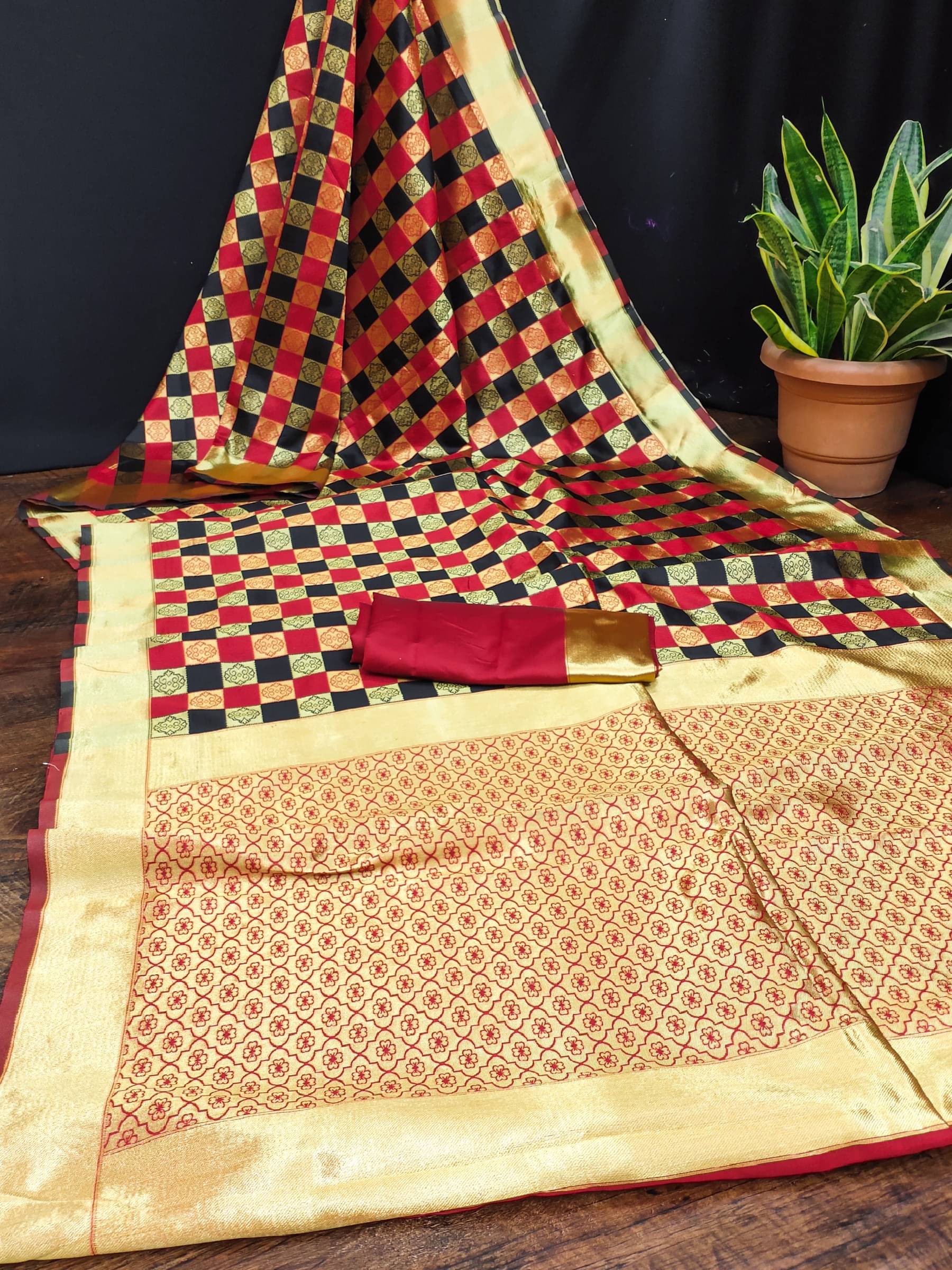     			Kanooda Prints Jacquard Woven Saree With Unstitched Blouse Piece ( Multicolor )