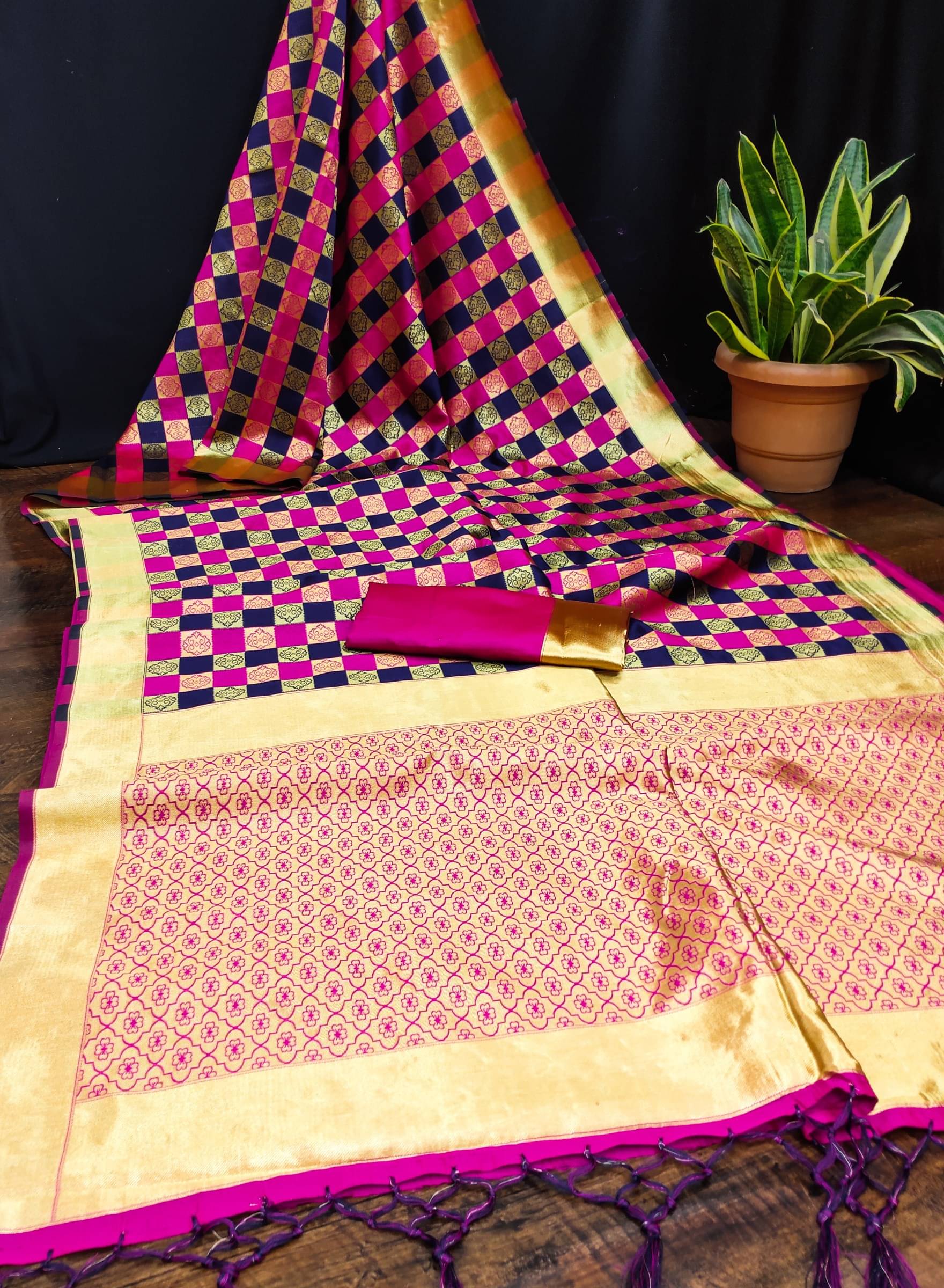 Kanooda Prints Jacquard Woven Saree With Unstitched Blouse Piece ( Multicolor ) Kanooda Prints Jacquard Woven Saree With Unstitched Blouse Piece ( Multicolor )