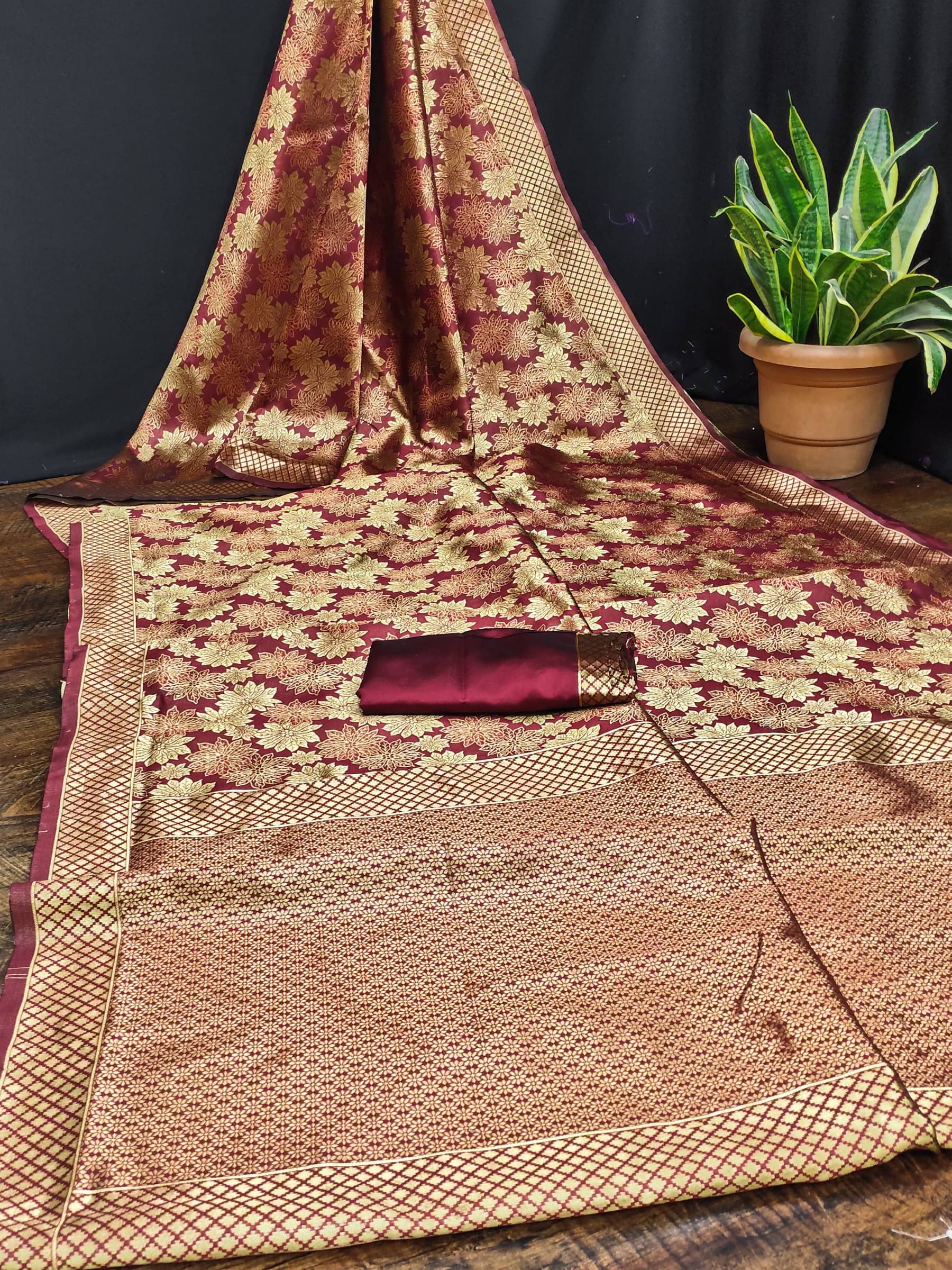     			Kanooda Prints Jacquard Woven Saree With Unstitched Blouse Piece ( Multicolor )