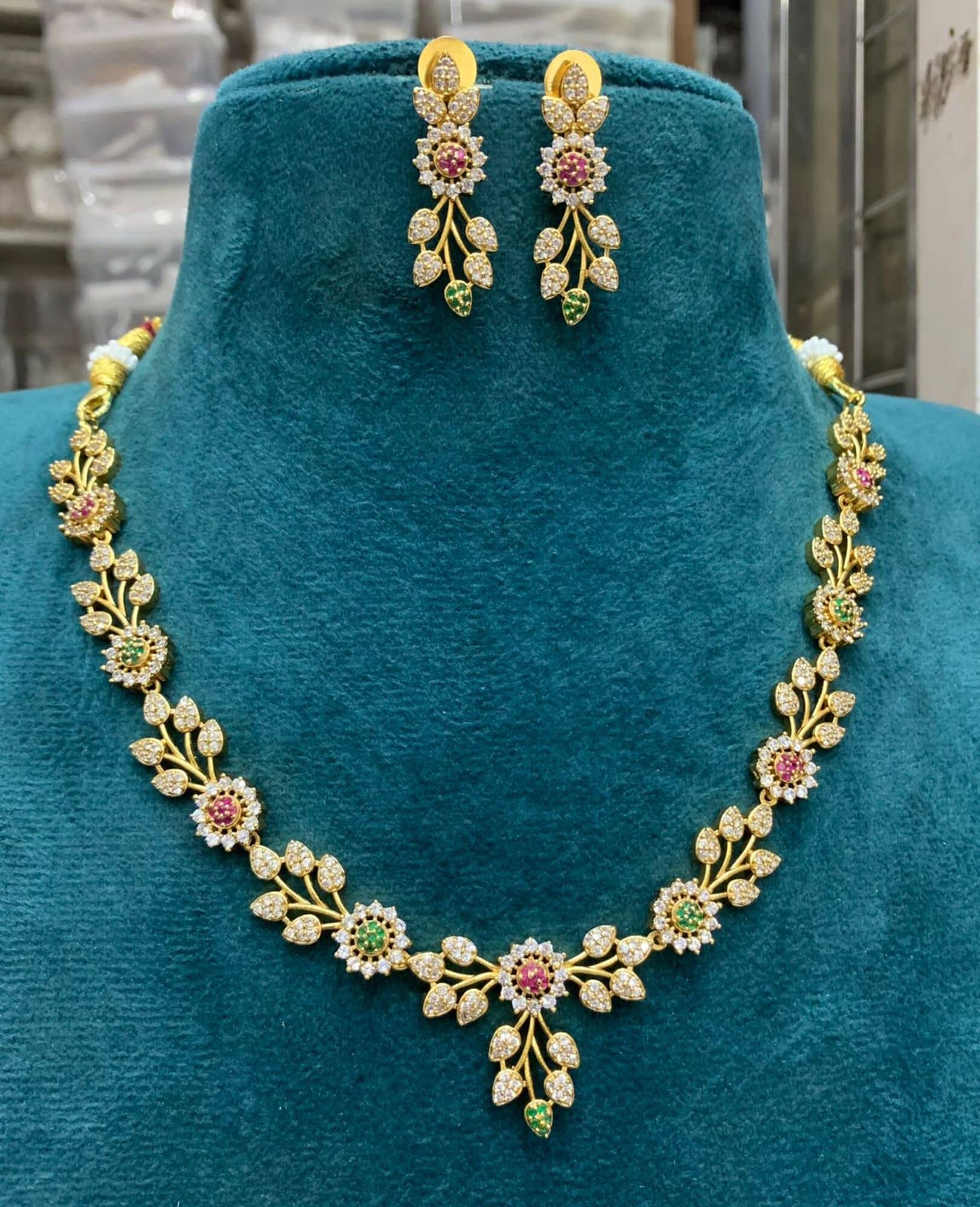 ROFARWORD Gold Brass Necklace Set ( Pack of 1 )