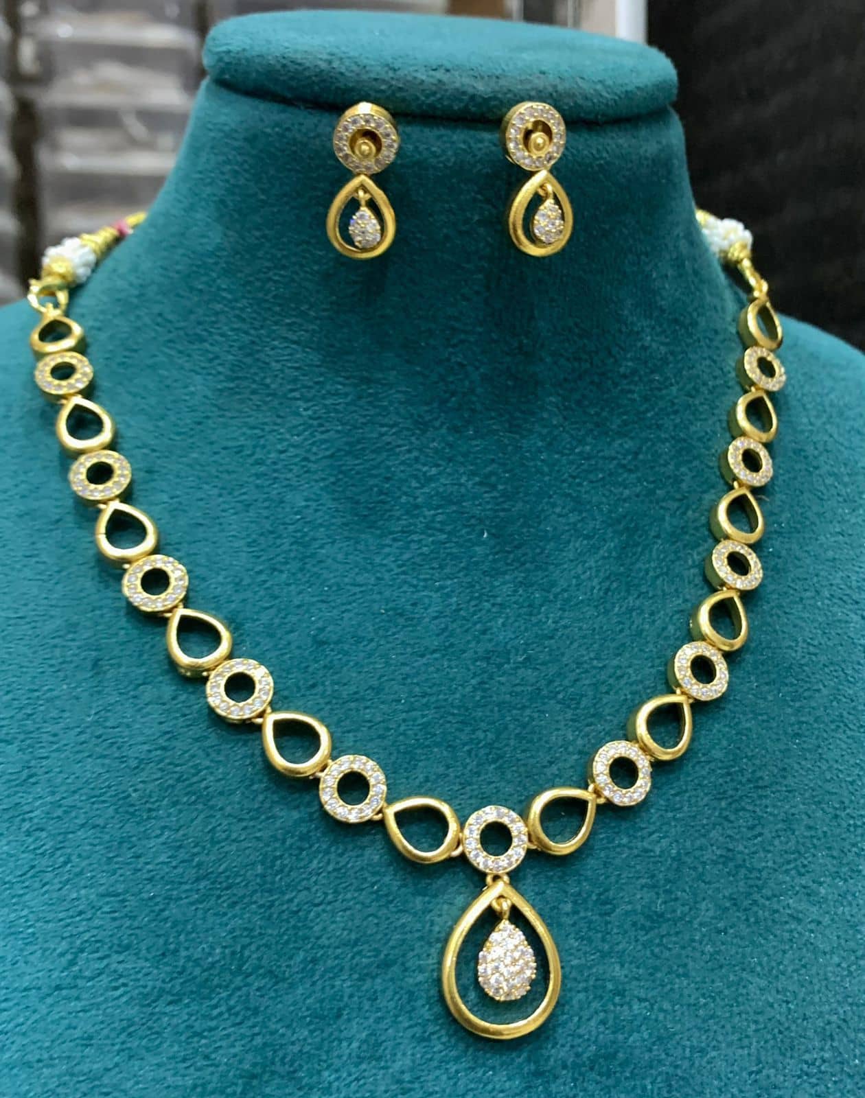 ROFARWORD Gold Brass Necklace Set ( Pack of 1 )