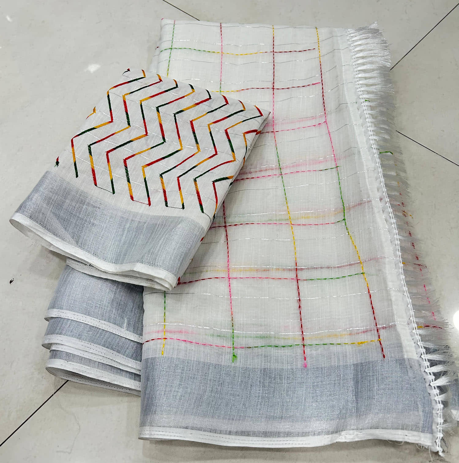 BAYUPRI Cotton Blend Checks Saree With Unstitched Blouse Piece ( White,Multicolor ) - Sarees | Buy online on ZillyBuy