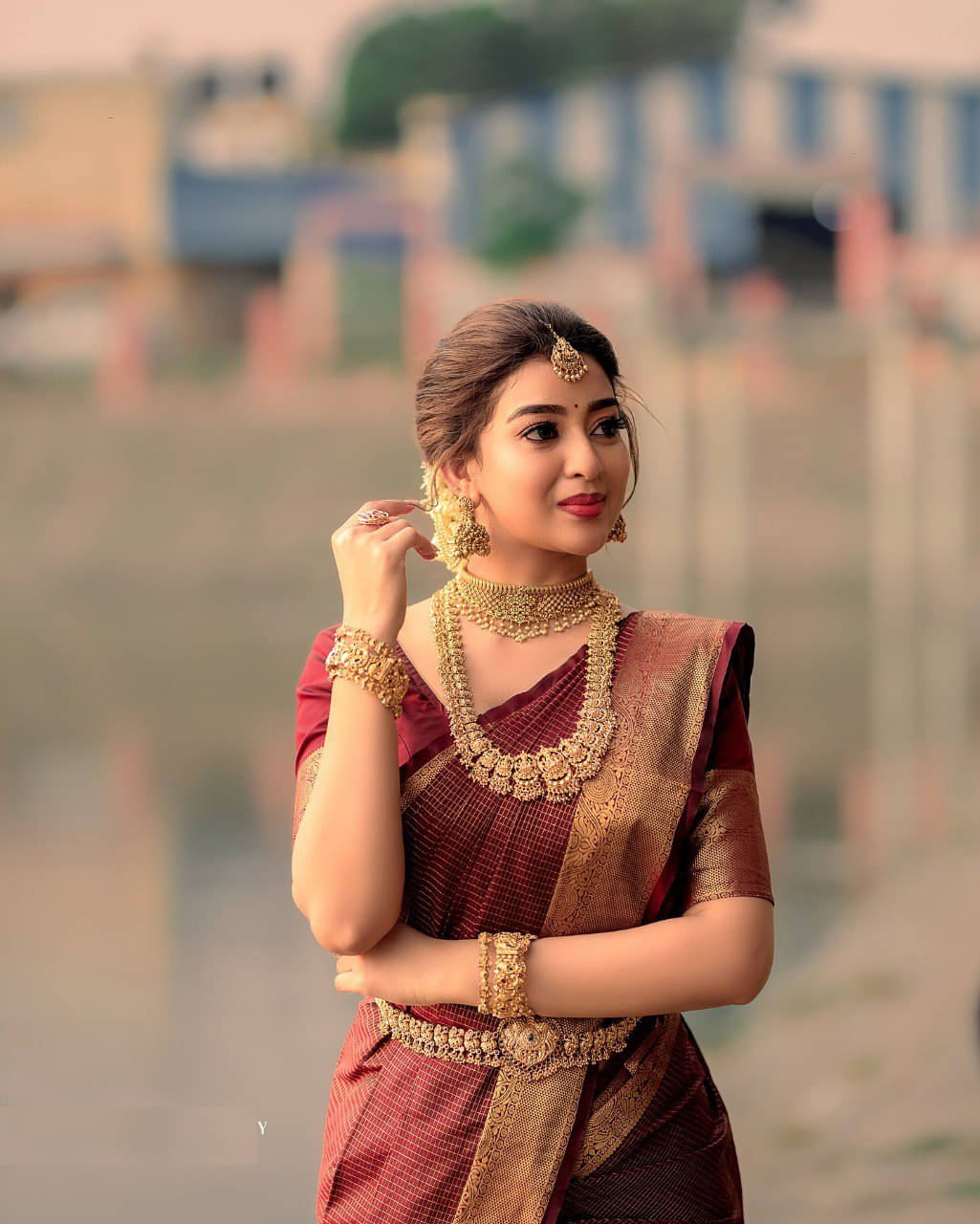     			Aika Silk Blend Embellished Saree With Unstitched Blouse Piece ( Maroon )
