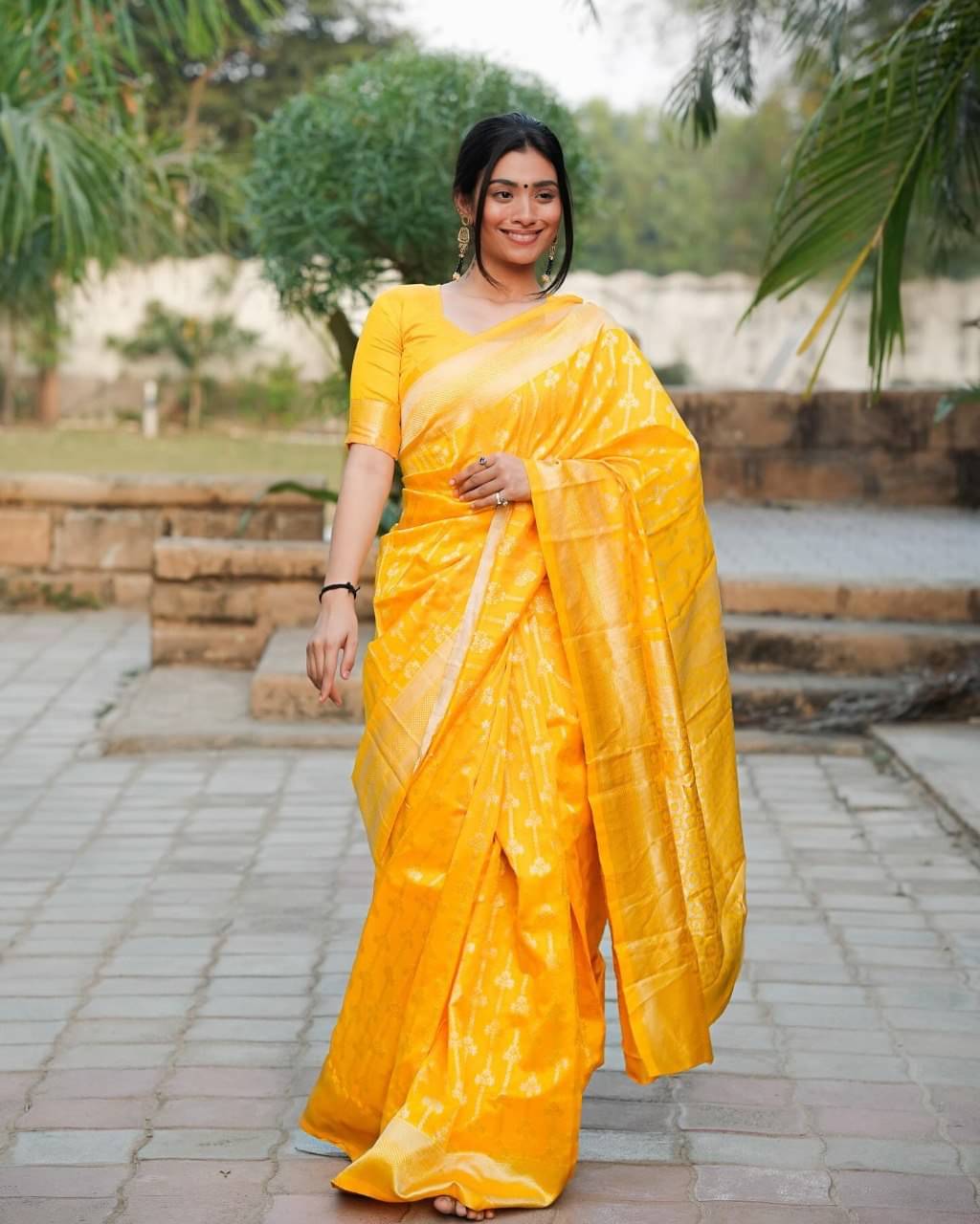     			JULEE Banarasi Silk Embellished Saree With Unstitched Blouse Piece ( Yellow )
