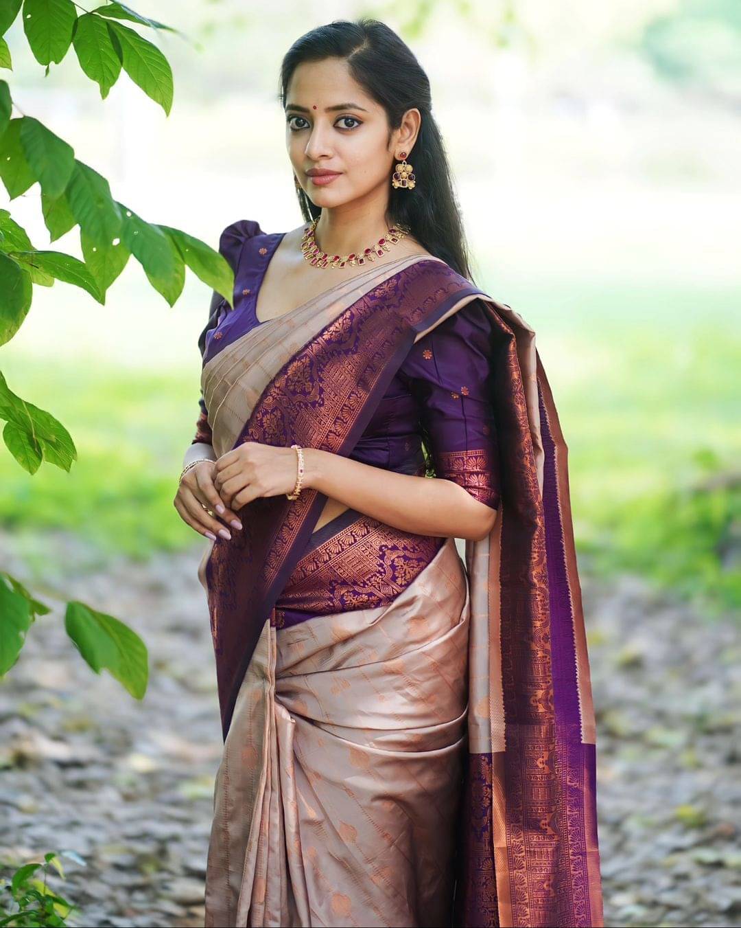 JULEE Silk Blend Woven Saree With Unstitched Blouse Piece ( Beige ) JULEE Silk Blend Woven Saree With Unstitched Blouse Piece ( Beige )